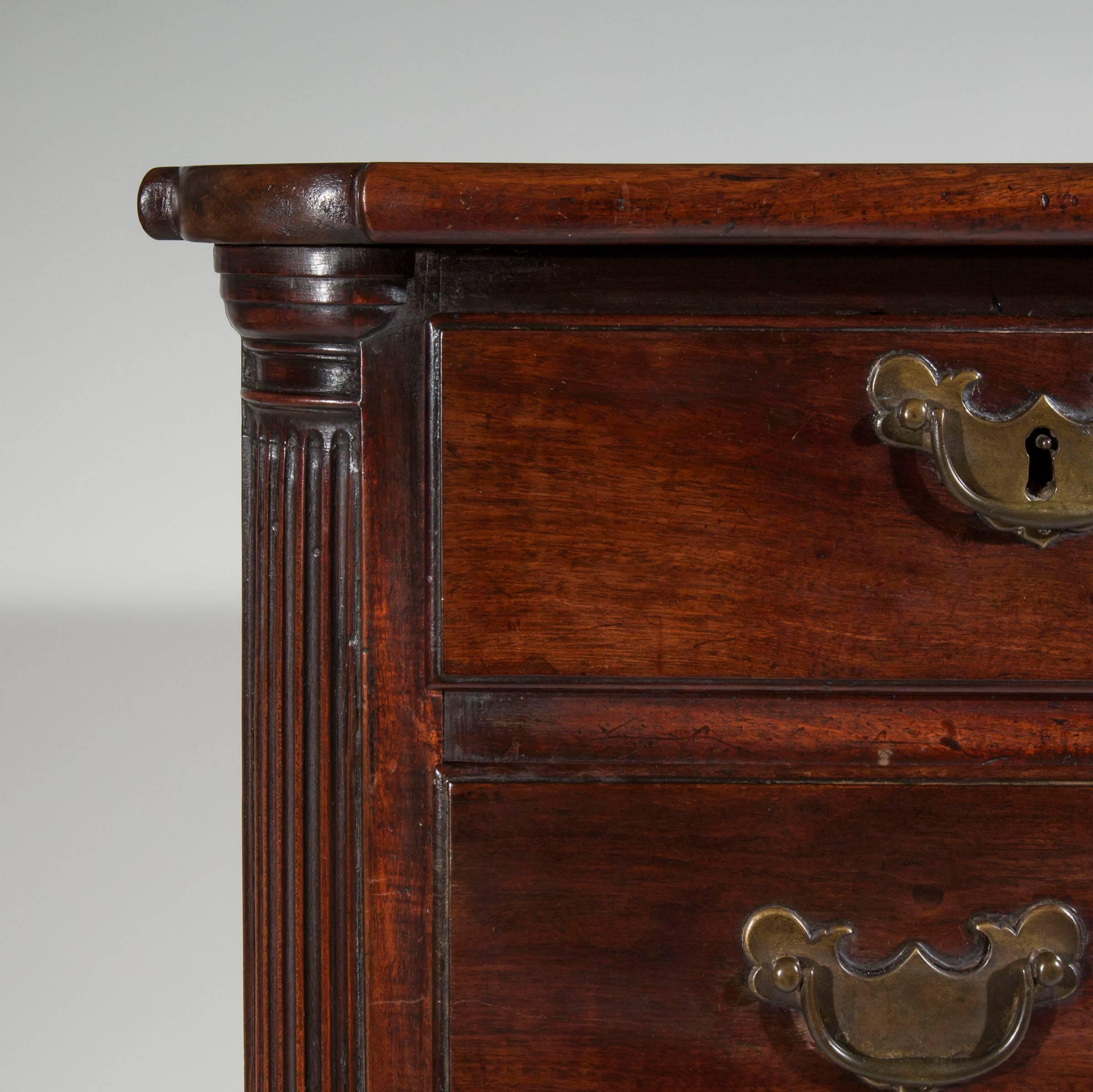 18th Century Small Bachelors Chest of Drawers In Good Condition In Richmond, London