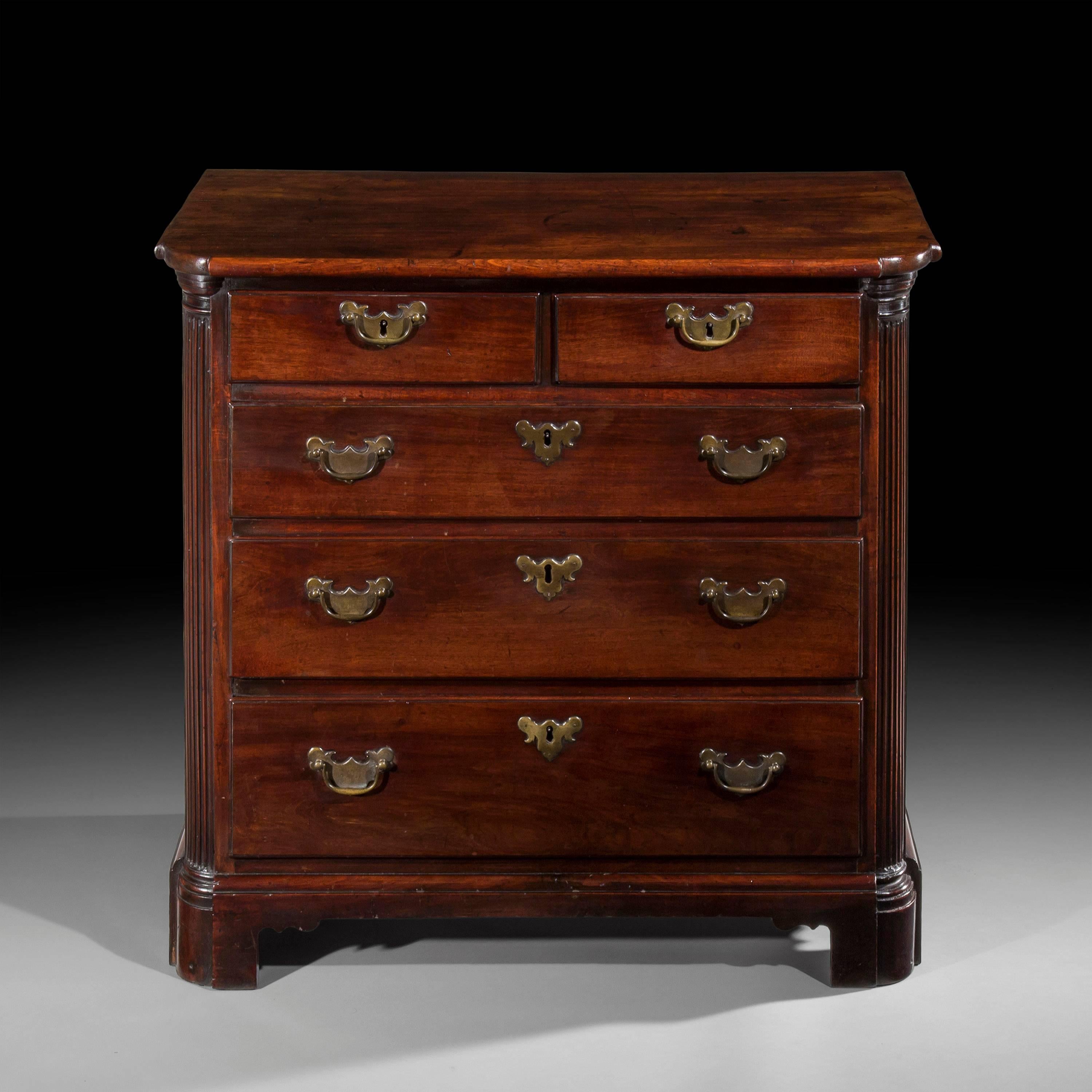 English mid-18th century George II period chest of drawers of rare architectural form and small shallow proportions, in mahogany,
Attributed to David Wright of Lancaster, circa 1740.

This handsome architectural chest of drawers of pleasing petite