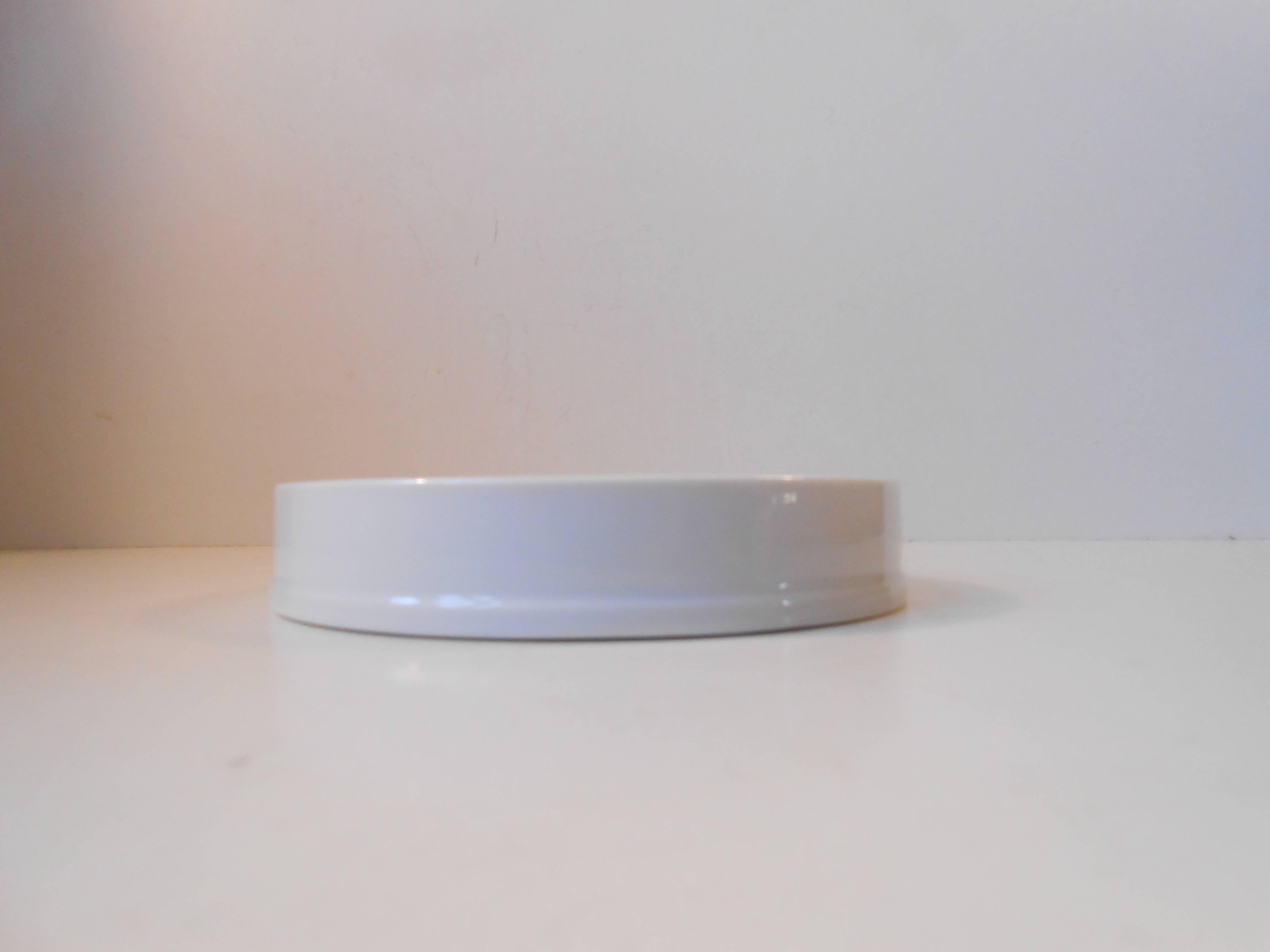 White glazed porcelain ashtray designed by Arne Jacobsen as a part of the total inventory design assignment he did for SAS Royal Hotel in Copenhagen, 1958-1960.
Take a look at my other Danish and Scandinavian Mid-Century Modern, Art Deco and