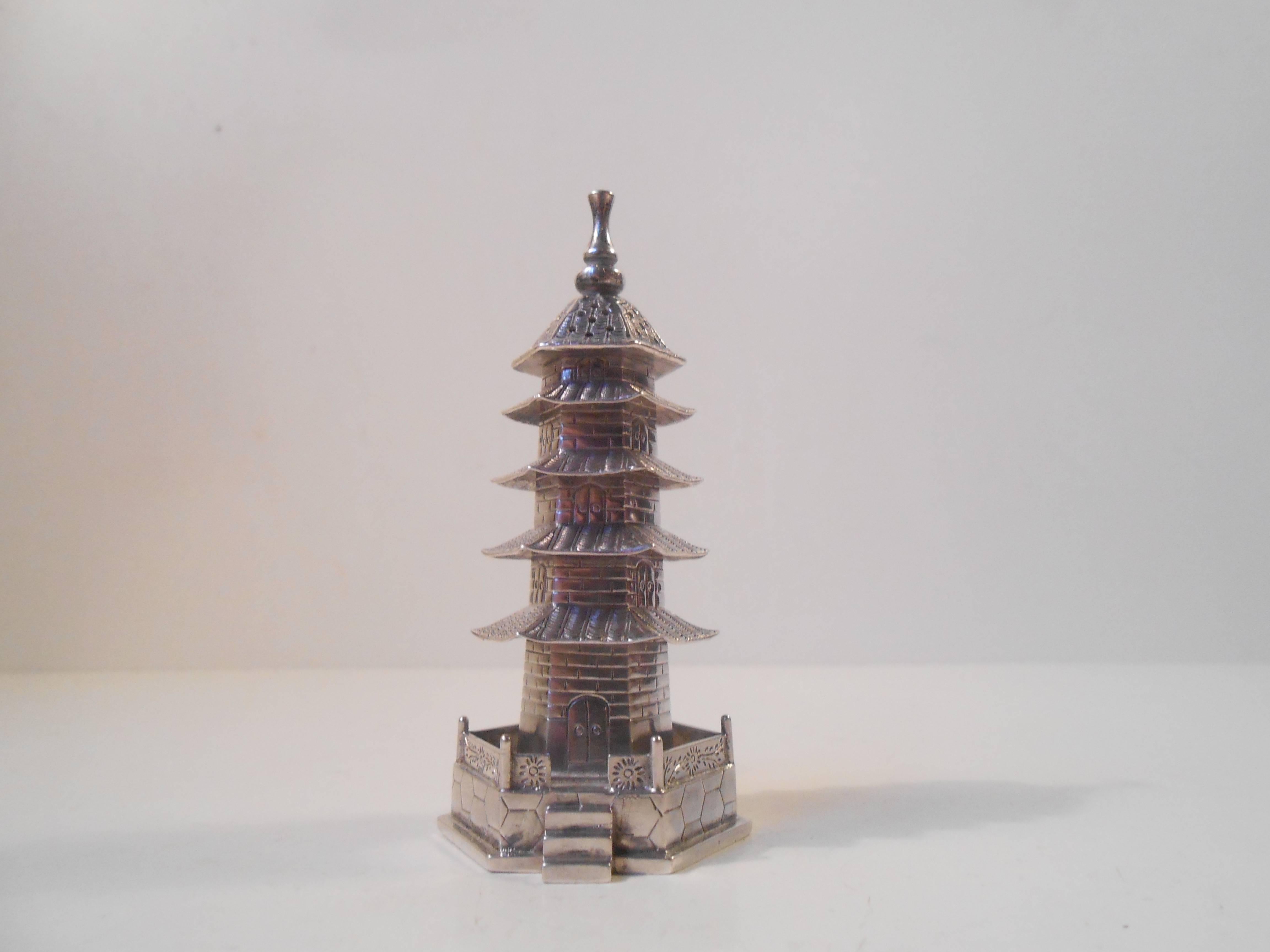 19th Century Chinese Export Silver Pagoda Pepperette by Zee Wo, Shanghai, 1890s In Excellent Condition In Esbjerg, DK