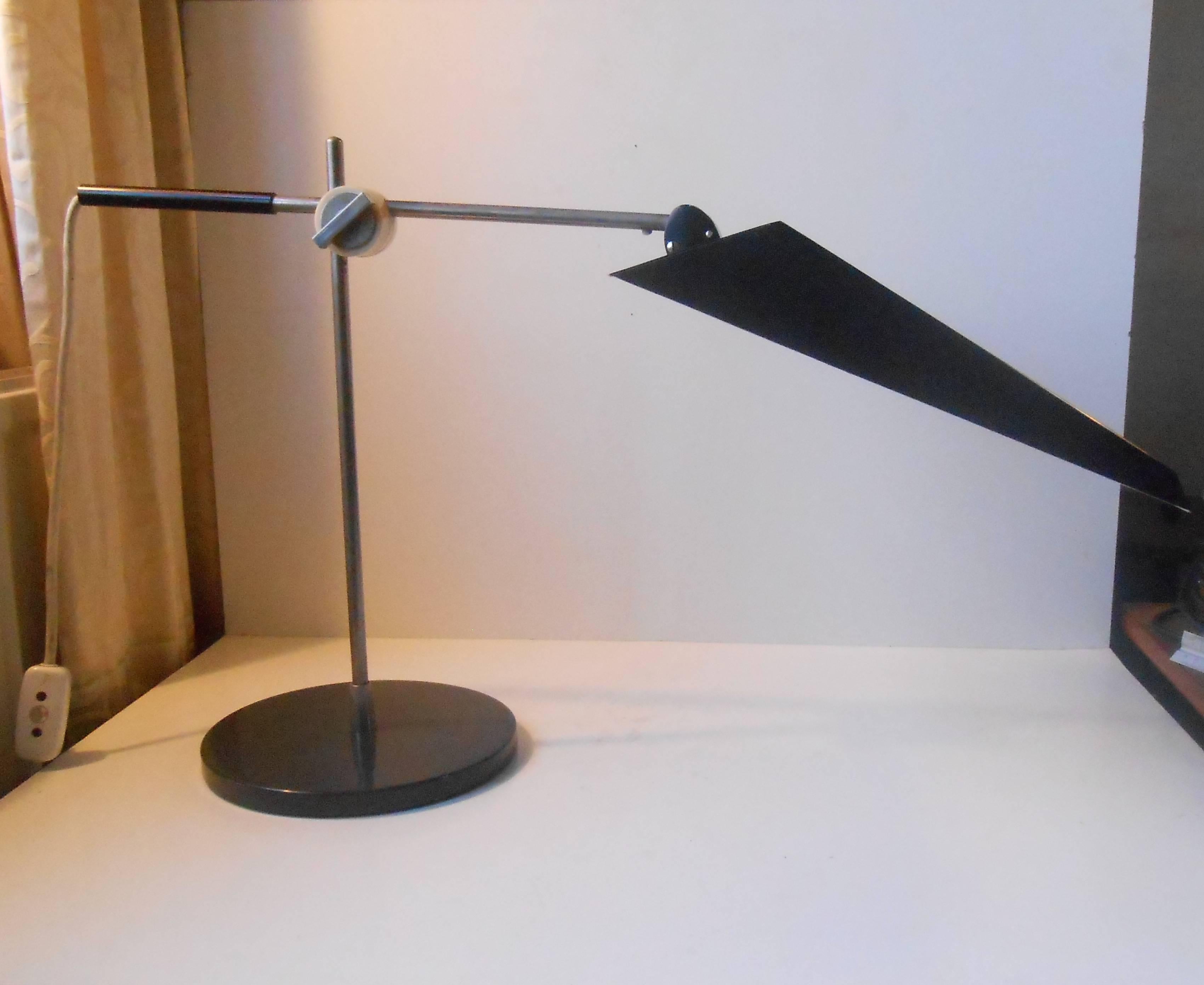 Große, voll verstellbare Schreibtischlampe mit Schirm, entworfen von Christian Dell in den späten 1940er Jahren. Zwei Glühbirnen mit je bis zu 40 Watt sorgen für ein optimales Arbeitslicht. Höhenverstellbar bis ca. 75 cm (30 Zoll). Abmessungen des