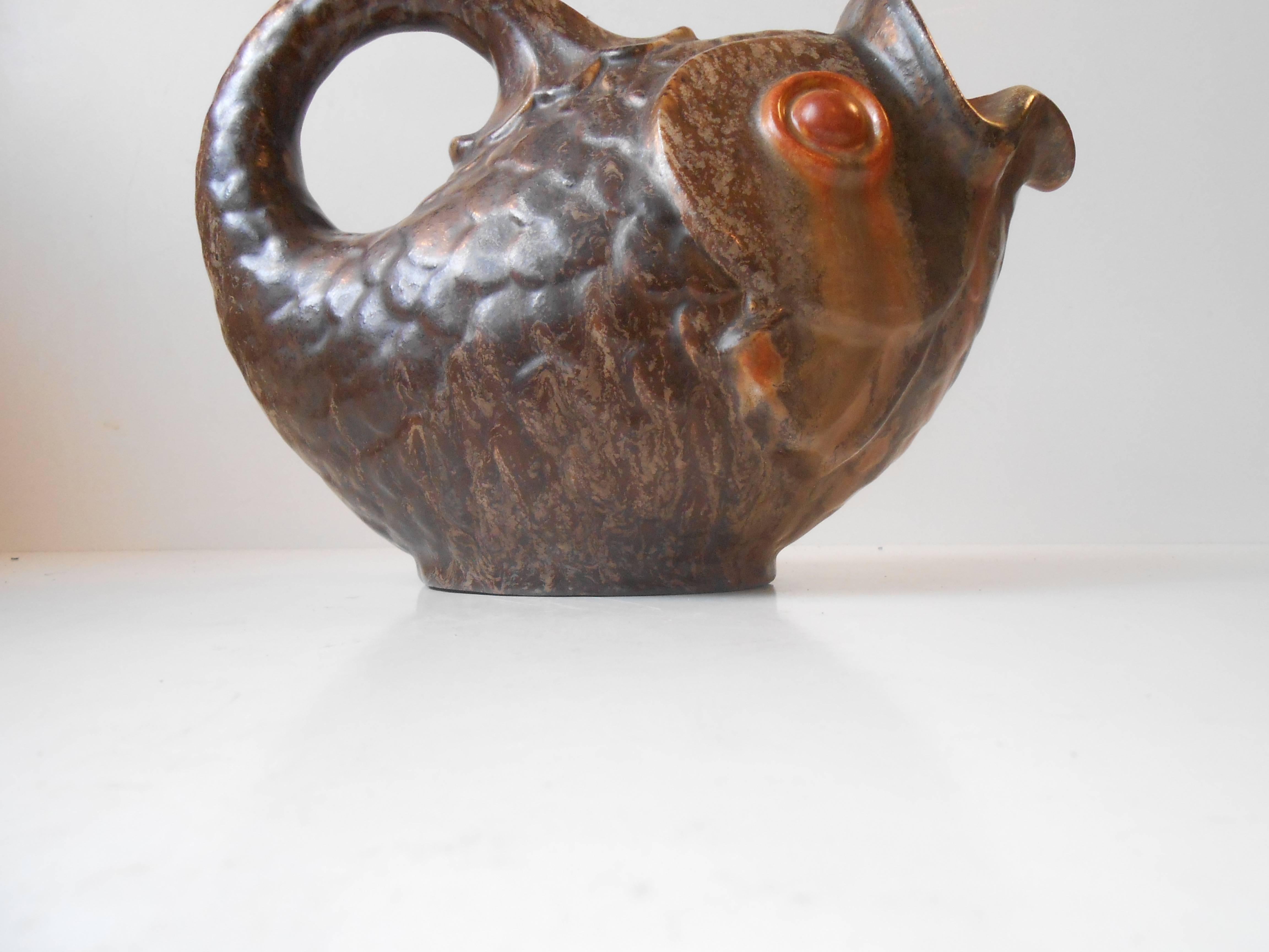 Large fish-shaped ceramic pitcher. Measurements: L: 9.5 inches (24 cm), H: 7.7 inches (19.5 cm). Stamped with the Crestmark of Michael Andersen & Son and the serial/model number: 4462.
Wellkept, clean and intact condition.