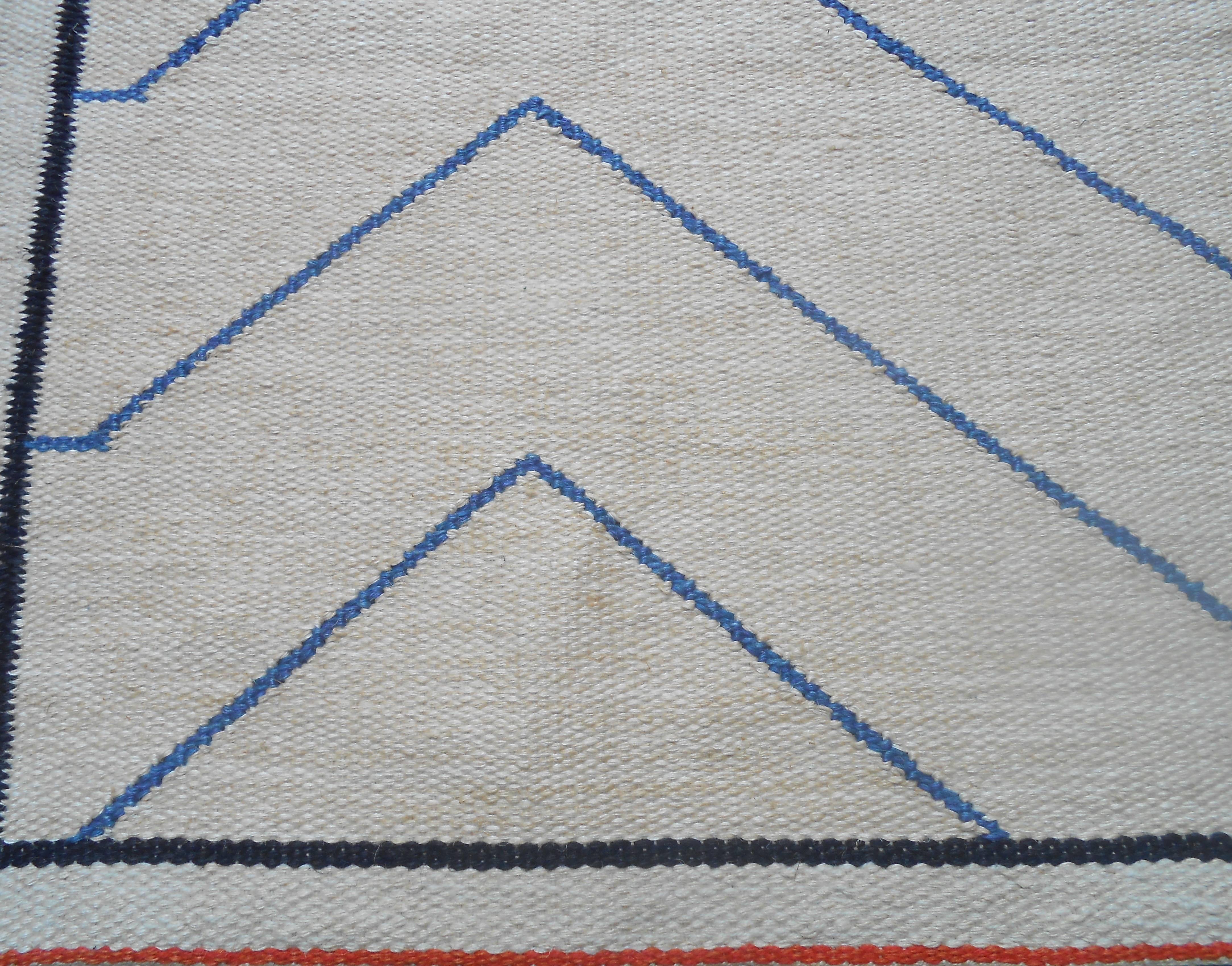 Based on a concrete and geometric idiom GP works with woven tapestries. In her compositions, she uses lines and shapes to achieve a tension and a spatial effect, with inspiration drawn from architecture. The tapestries are woven on a foot-powered