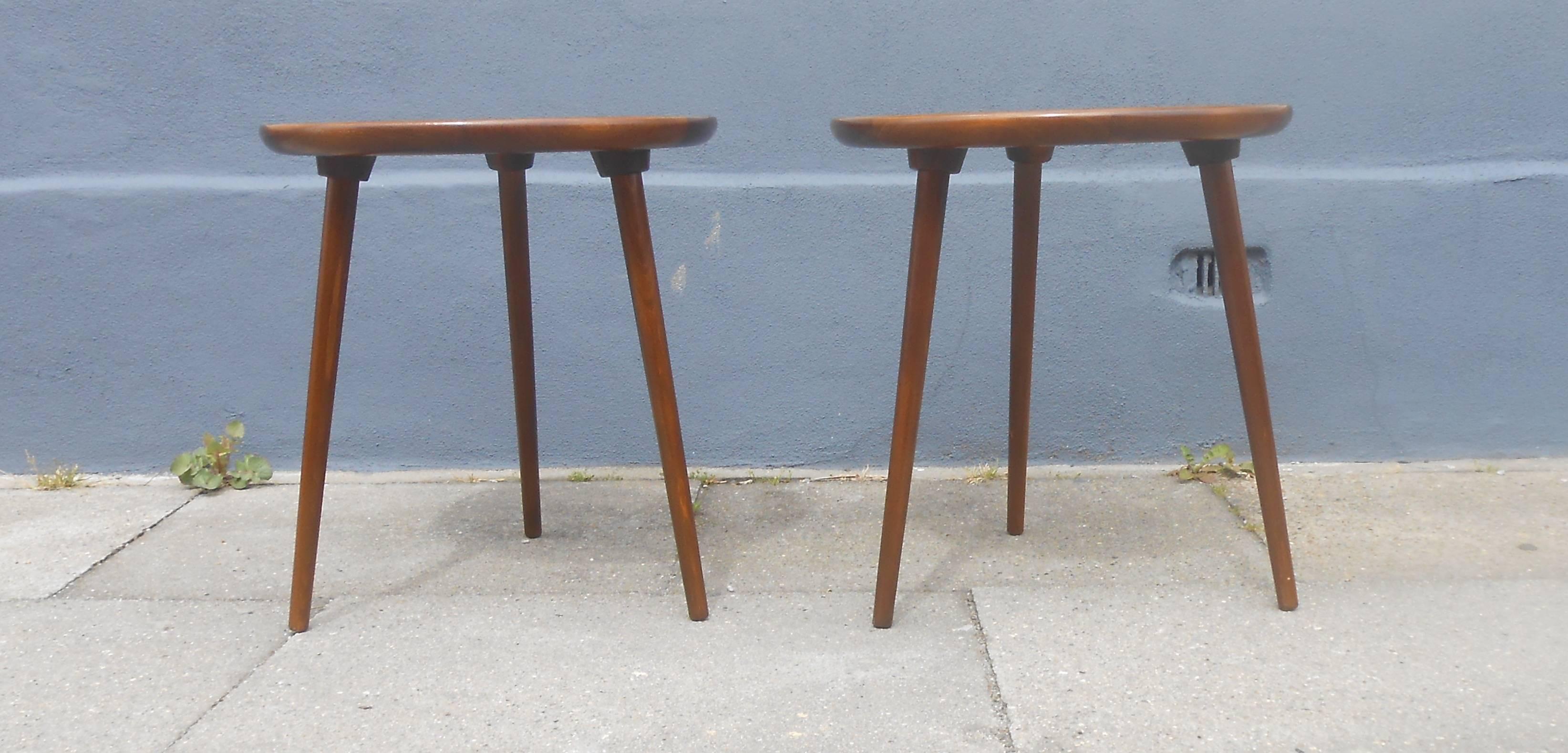 Pair of Walnut Three-Legged Round Side Tables, Anton Kildeberg Danish Modern In Good Condition In Esbjerg, DK