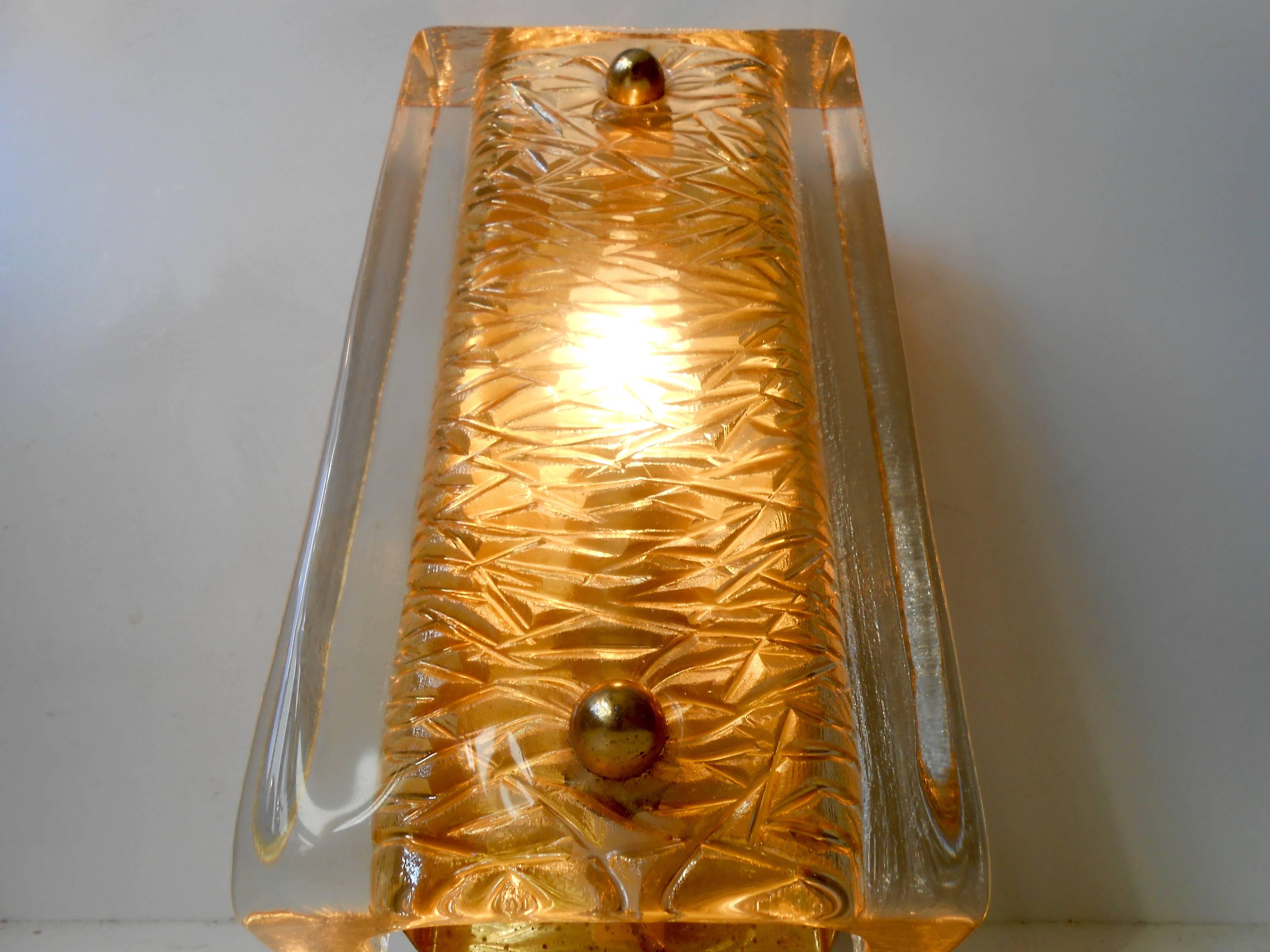 Orrefors crystal wall sconce with encapsulated gold dust by Carl Fagerlund. Measurements: H 9.5 inches (22 cm), W 4.5 inches (11.5 cm), D 4 inches (10 cm). Condition: Mint.