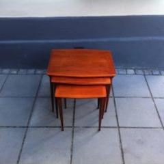 Ensemble de tables gigognes danoises en teck du milieu du siècle dernier:: pieds en forme de baguette de tambour:: par Møbel Intarsia