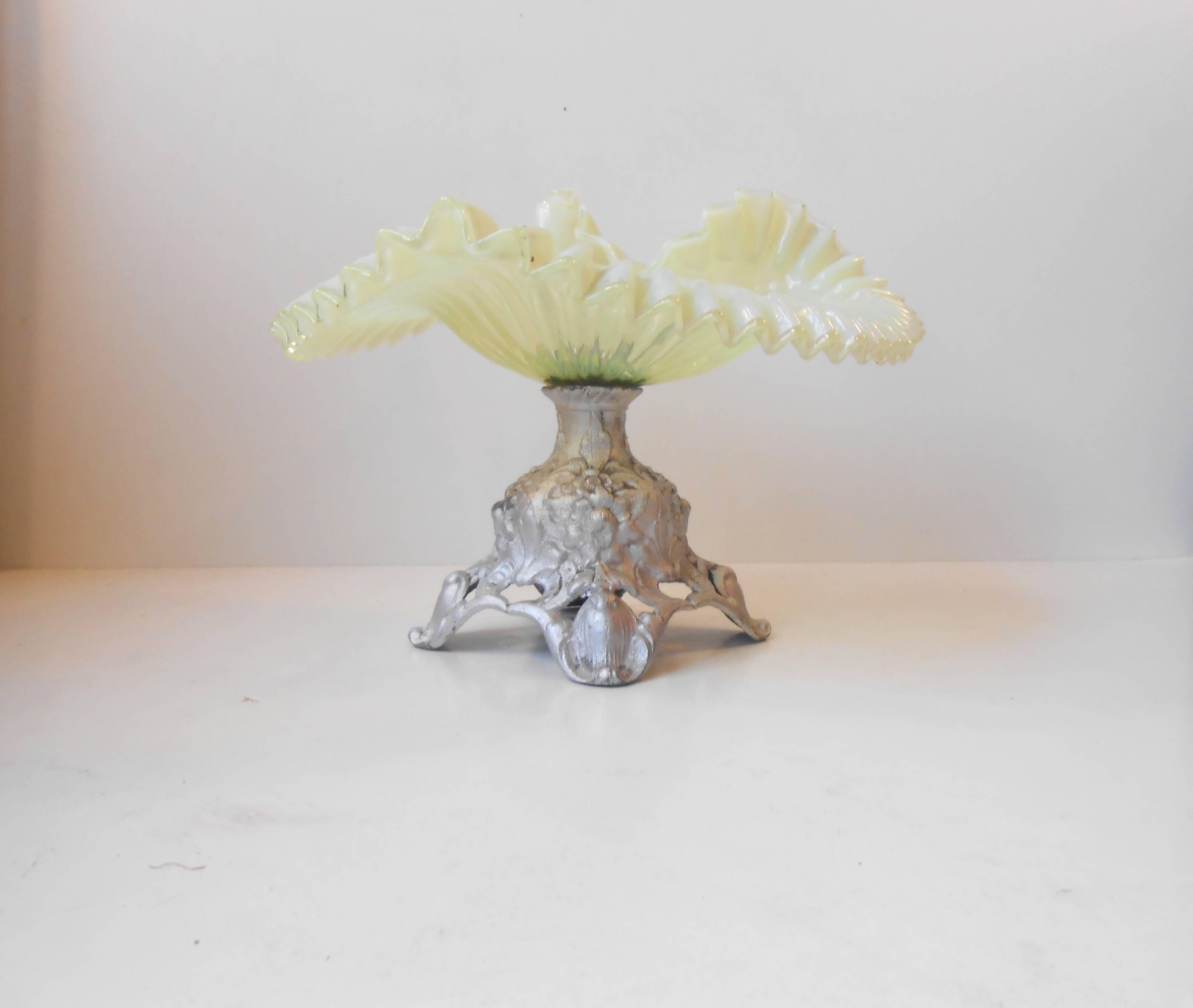 Unique French Arts & Craft Pedestal Bowl, Opalescent Glass and wrought Iron In Excellent Condition In Esbjerg, DK