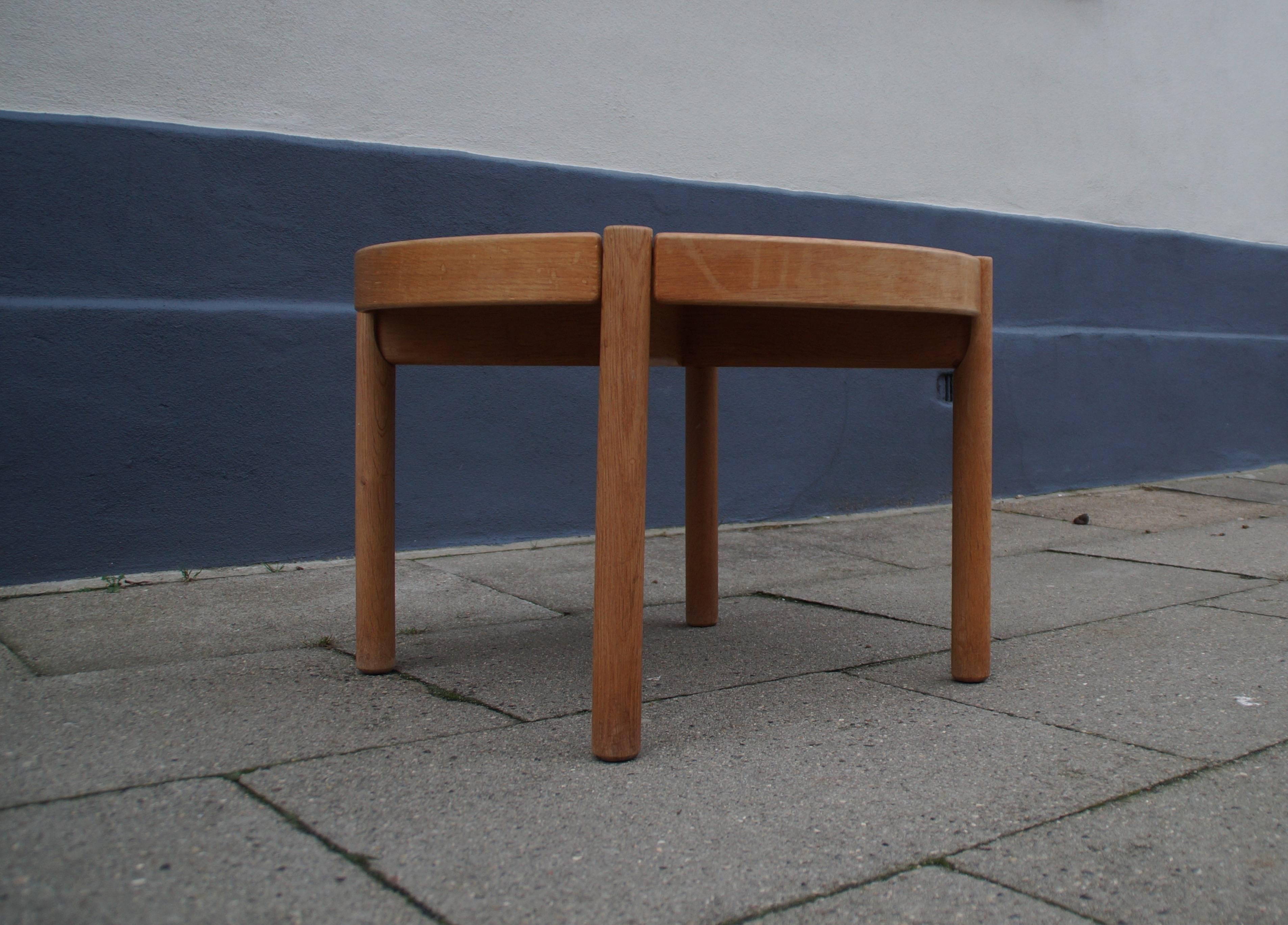 A side or small coffee table designed by Børge Mogensen in the 1960s, featuring a reversible flip-top with oak on one side and cork on the other. The table will be shipped partially dis-assembled. Measurements: D 24 inch (62 cm), H 18 inch (45 cm).