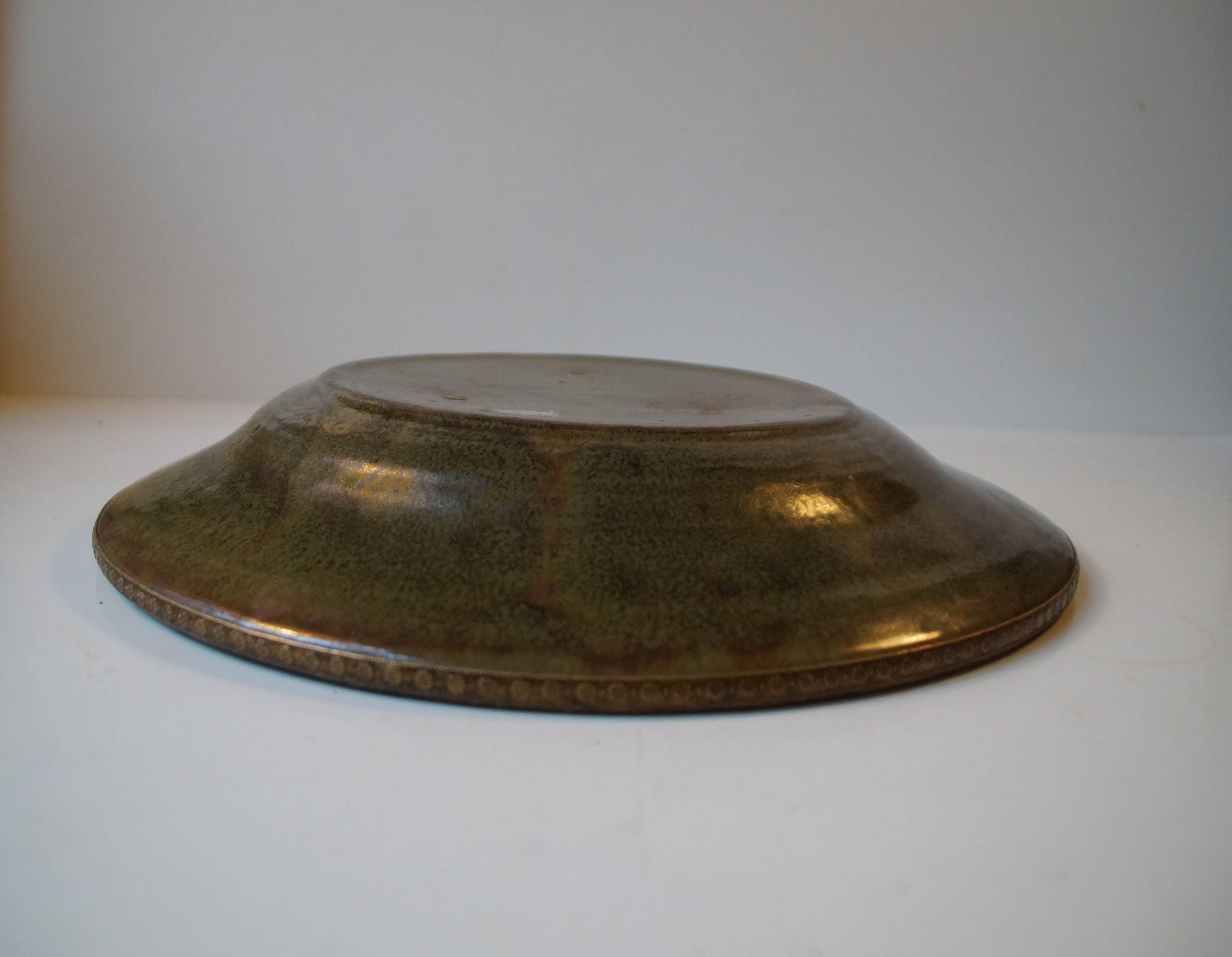 Patinato Ciotola in gres danese di Michael Andersen con bordo e ornamenti floreali in ottone in vendita