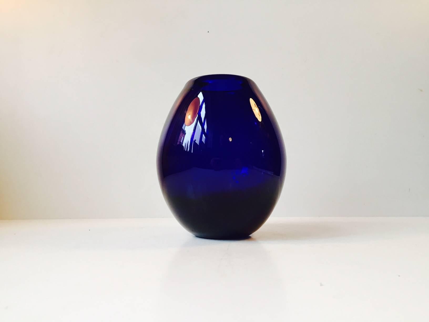 Unique and organically shaped dark blue art glass by Danish designer Per Lütken. Created at Holmegaard Studio in the early 1960s. Handblown thick and heavy glass.