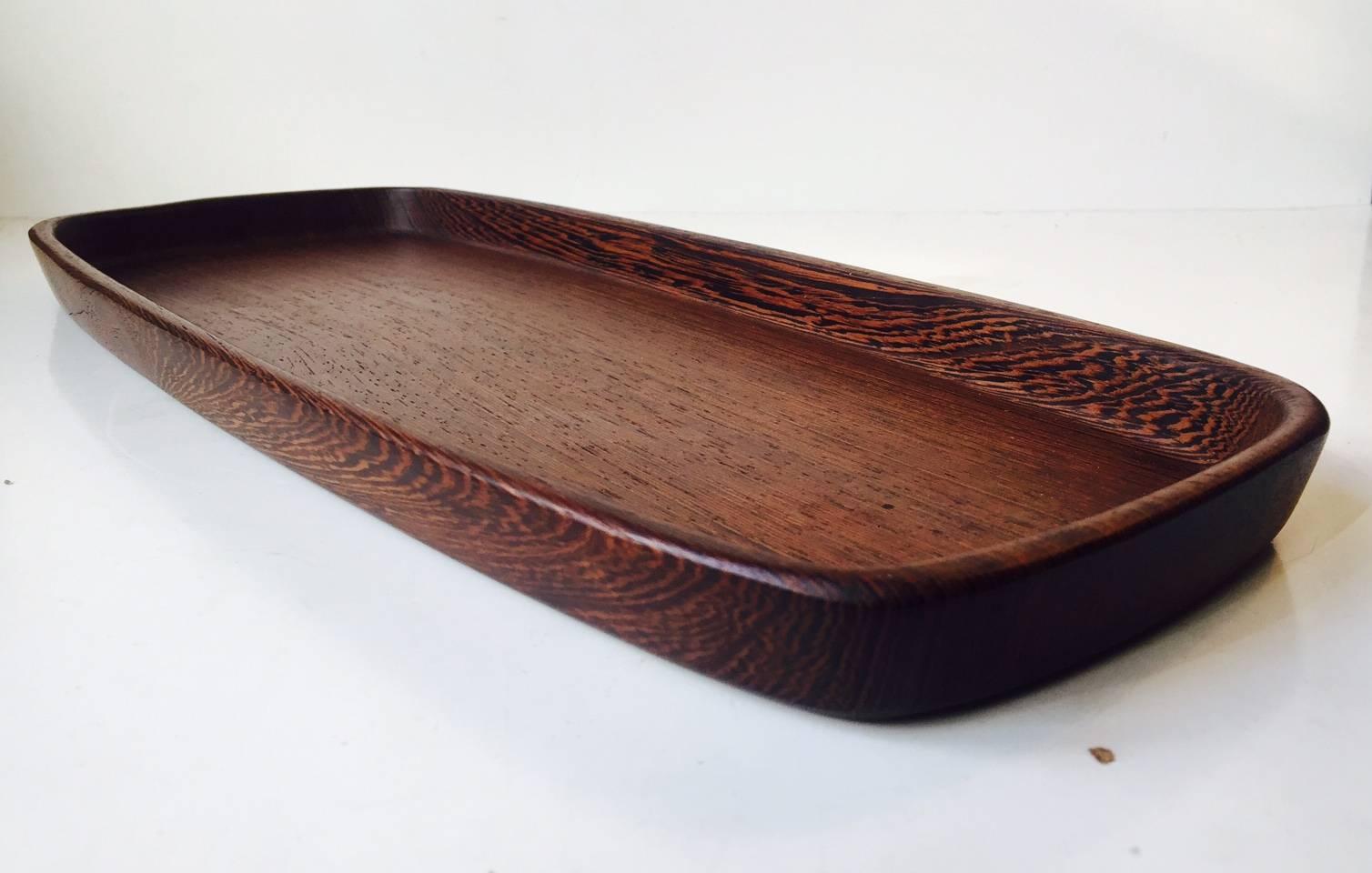 Rectangular solid wengé wood tray designed by Hans Gustav Ehrenreich in Denmark during the 1960s. Ultra-visible wood-grains and in very good vintage condition.