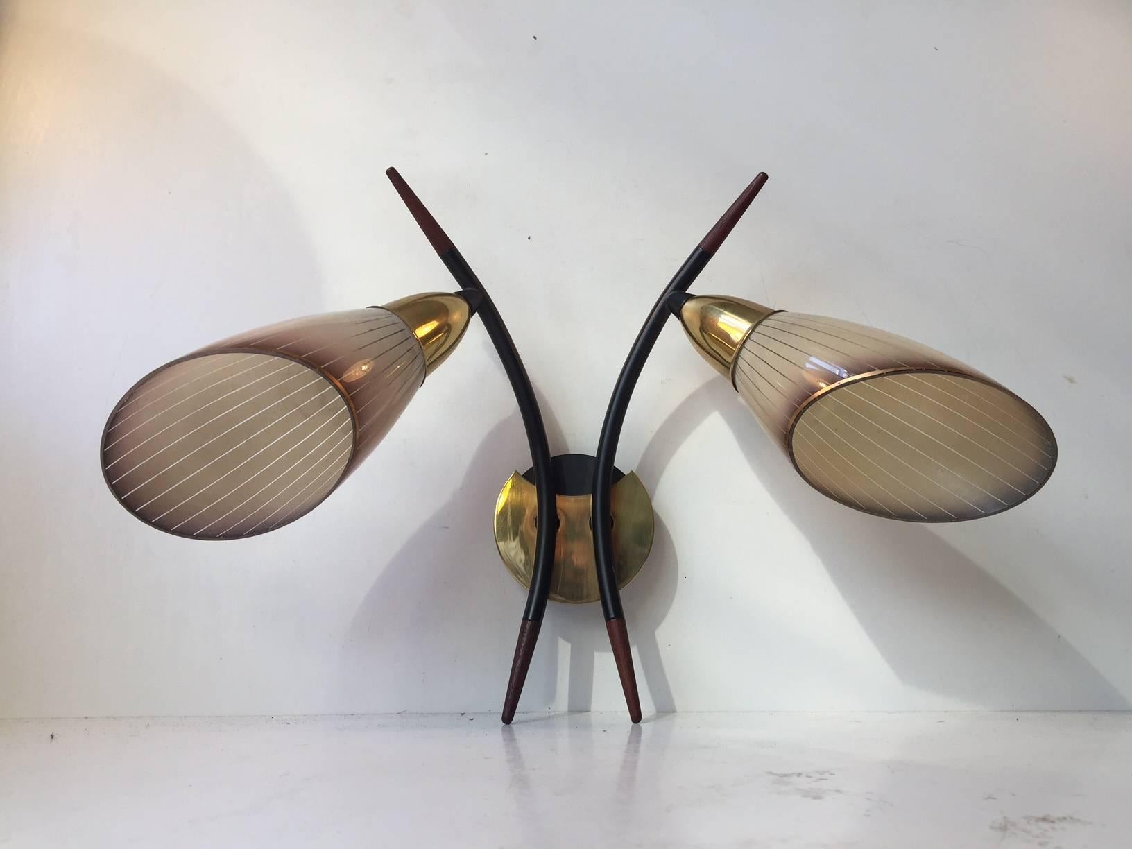Sculptural Italian Modernist Sconce in Brass, Teak and Striped Glass, 1950s In Excellent Condition In Esbjerg, DK