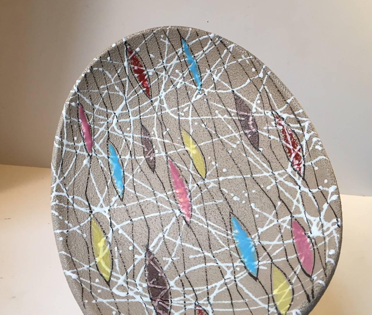 - Modernist Italian ceramic bowl made by Fratelli Fanciullacci with sgrafitto and multicolored leaves
- Surface partly rough, partly glazed in bright colors
- No damages
-Manufactured by Bitossi during the 1950s.