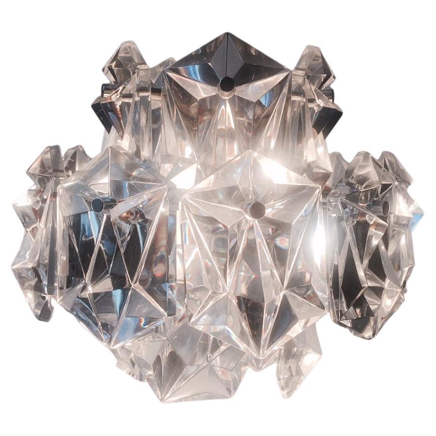 Dieser kleine, aber gewichtige Mid-Century Modern Hängeleuchter verfügt über eine dreistufige Kristallfassung mit einer Fülle von erhabenen geometrischen Mustern, die in die Oberfläche geätzt/geschliffen sind und das Licht wie ein perfekt