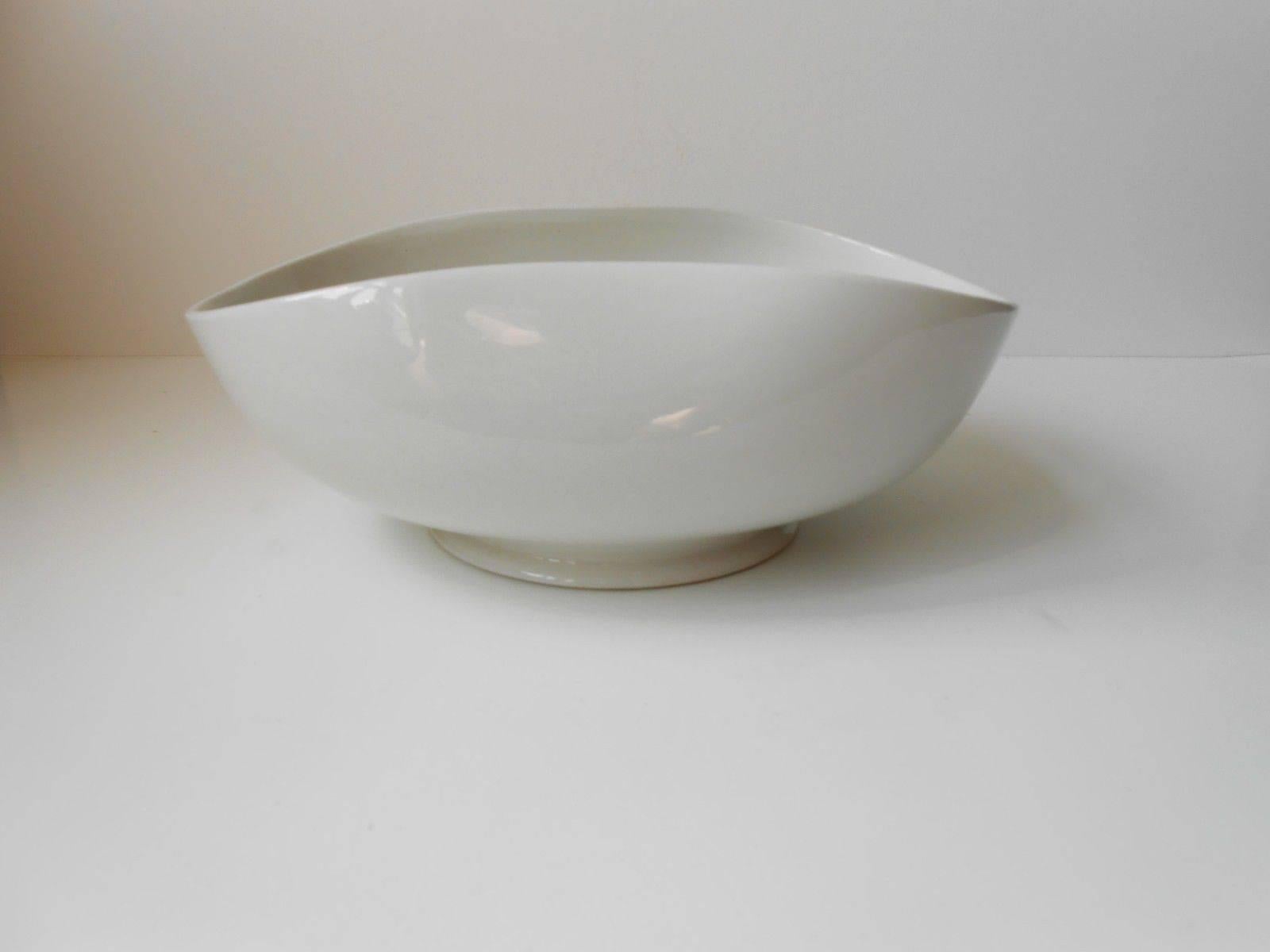Mid-Century Modern Biomorphic 1930s White Earthenware Bowl by Wilhelm Kåge for Gustavsberg, Sweden