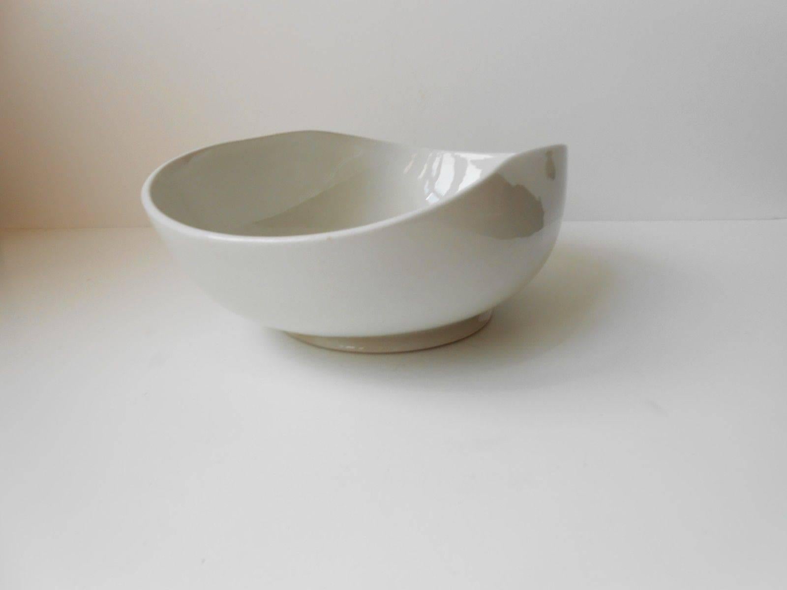 Glazed Biomorphic 1930s White Earthenware Bowl by Wilhelm Kåge for Gustavsberg, Sweden