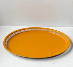 Grand plateau de service ovale en métal jaune, de style moderne suédois, signé Carl Lund, années 1960