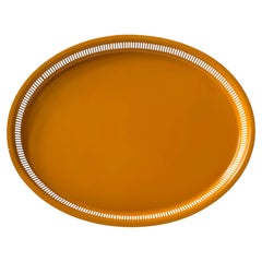 Grand plateau de service ovale en métal jaune, de style moderne suédois, signé Carl Lund, années 1960