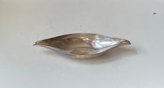 Plat oblong moderniste en métal argenté, créé par Günter Kupetz pour WMF, années 1950