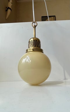 Suspension Bauhaus des années 1930 en verre opalin jaune et laiton