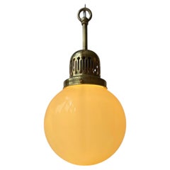 Suspension Bauhaus des années 1930 en verre opalin jaune et laiton