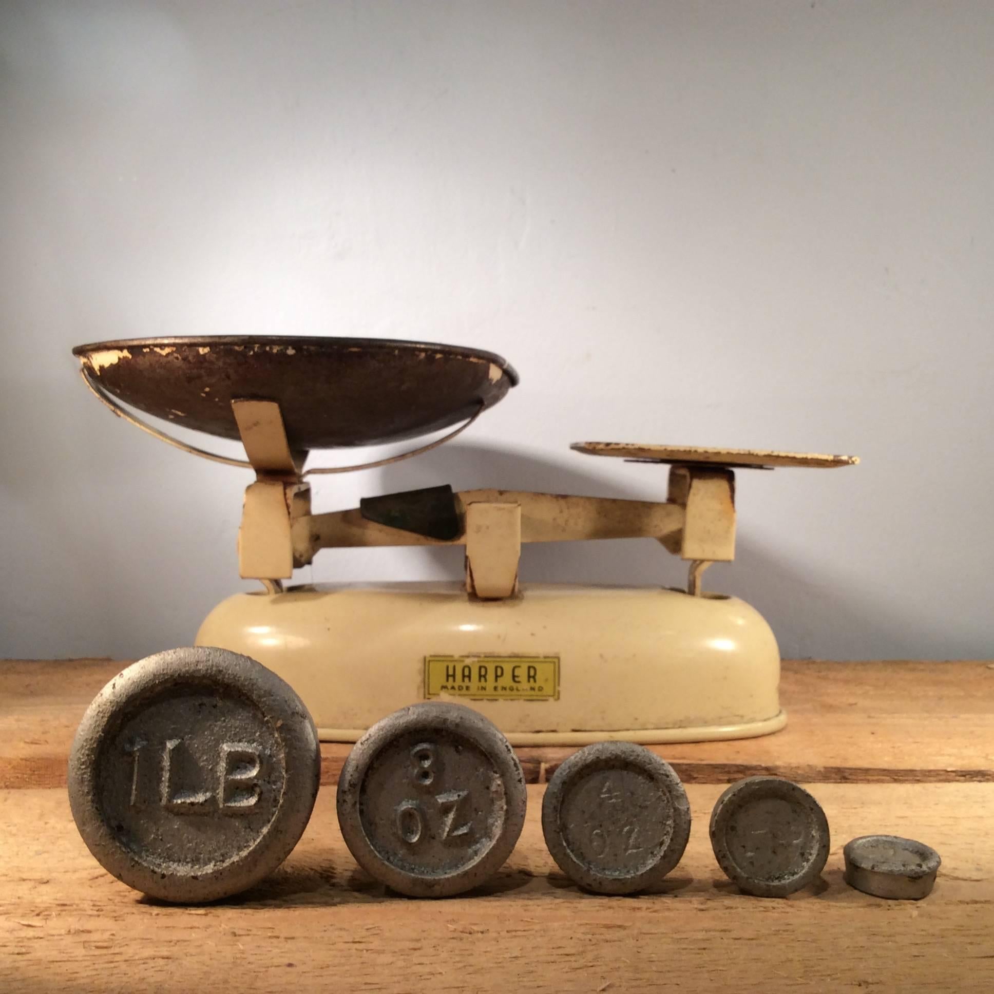 The perfect vintage touch to any kitchen these scales come with a metal bowl and traditional weights.

Dimensions:

Height 15cm, width 7cm, length 25cm.
