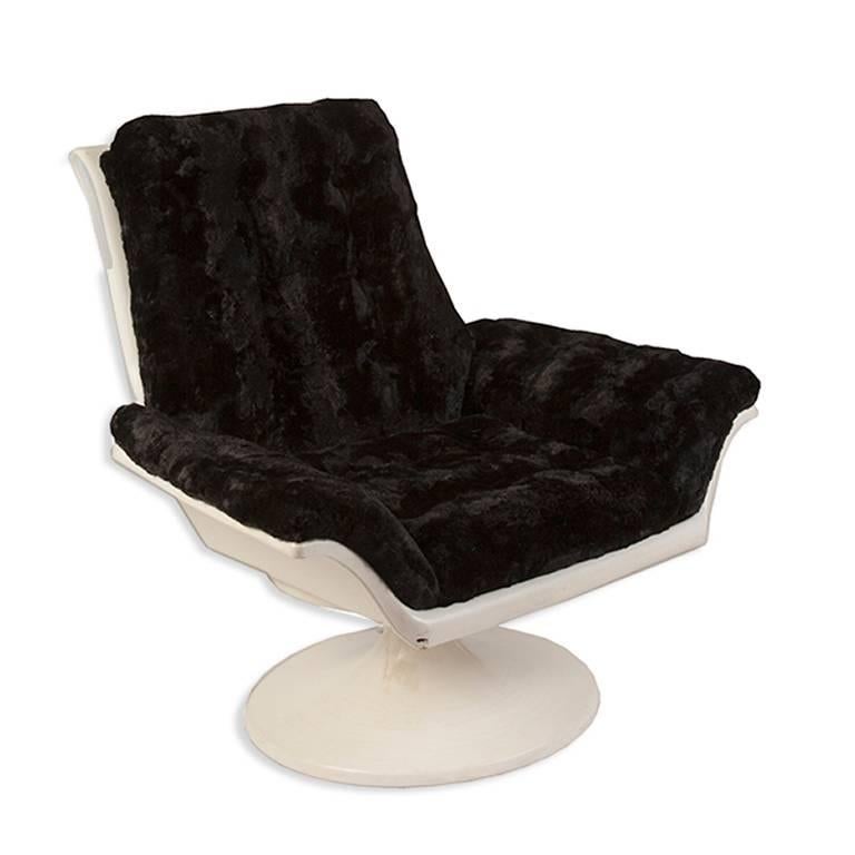 1960s Space Age swivel chair in faux fur.