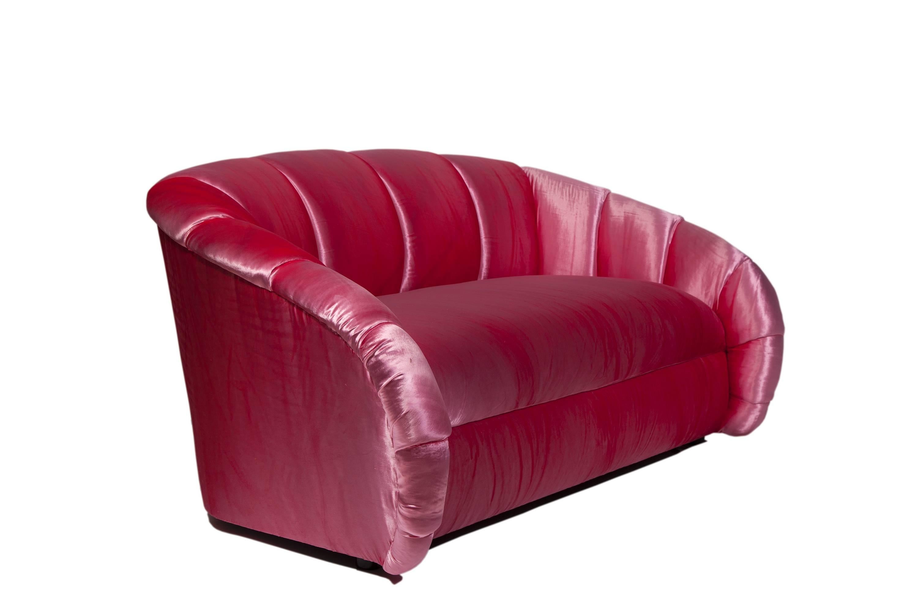 1980s Croissant sofa in pink velvet.