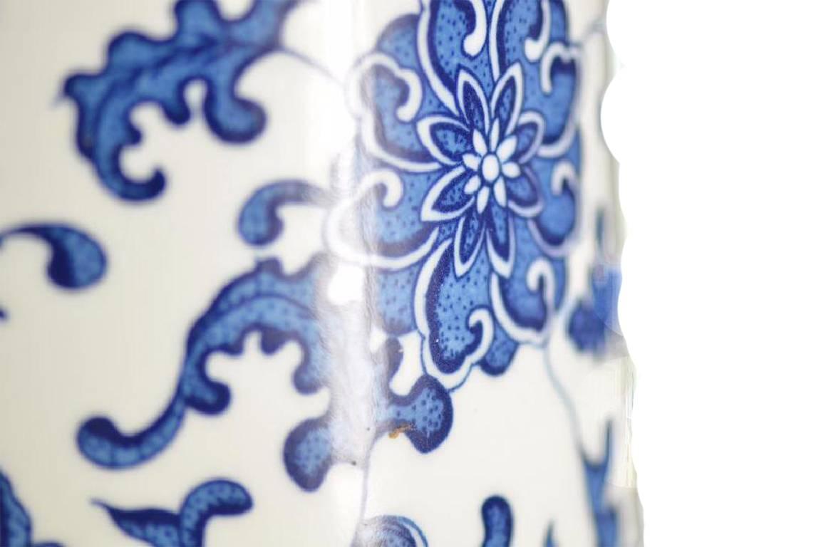 Large blue and white Chinese vase urn.