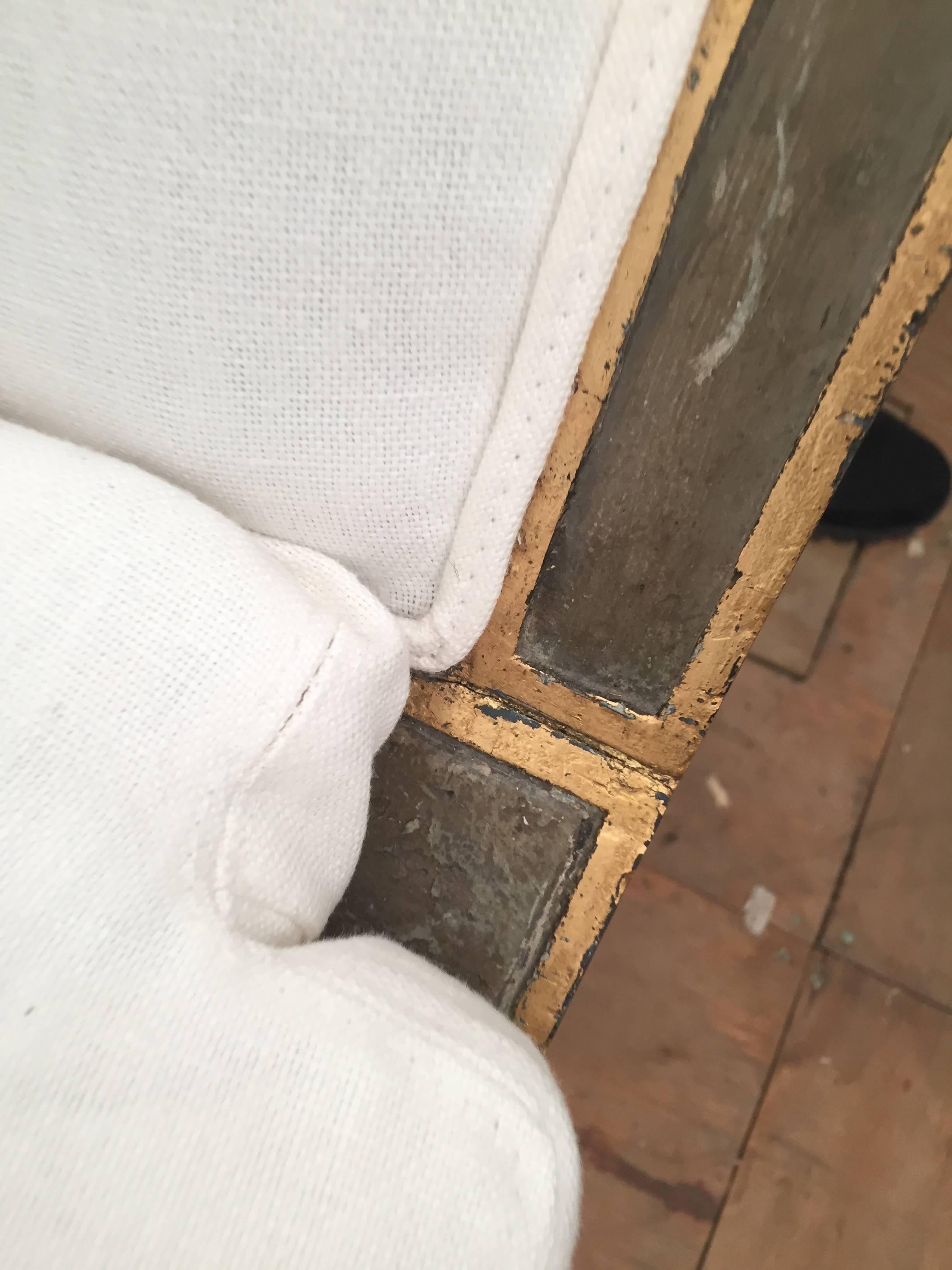 Italian Painted Settee Upholstered in White Linen For Sale 1