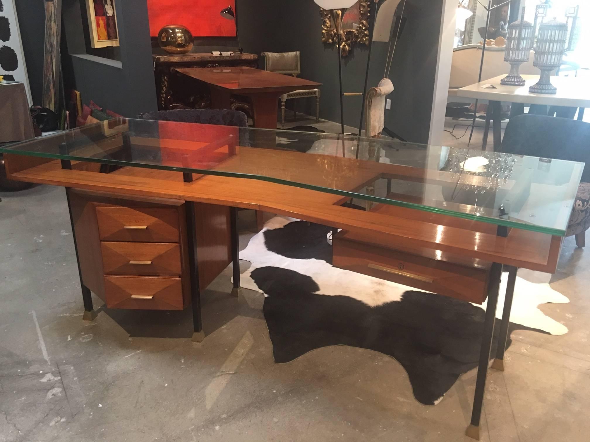 20th Century Elegant 1950s Italian Walnut Desk For Sale