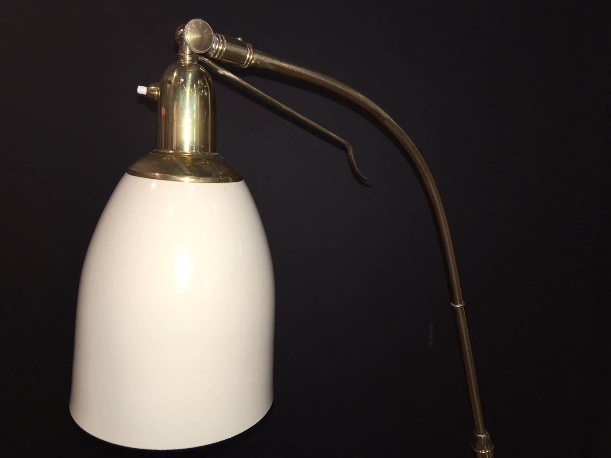 Elegant Italian adjustable brass floor lamp by Giuseppe Ostuni for O-Luce.

Italy, 1950s
 