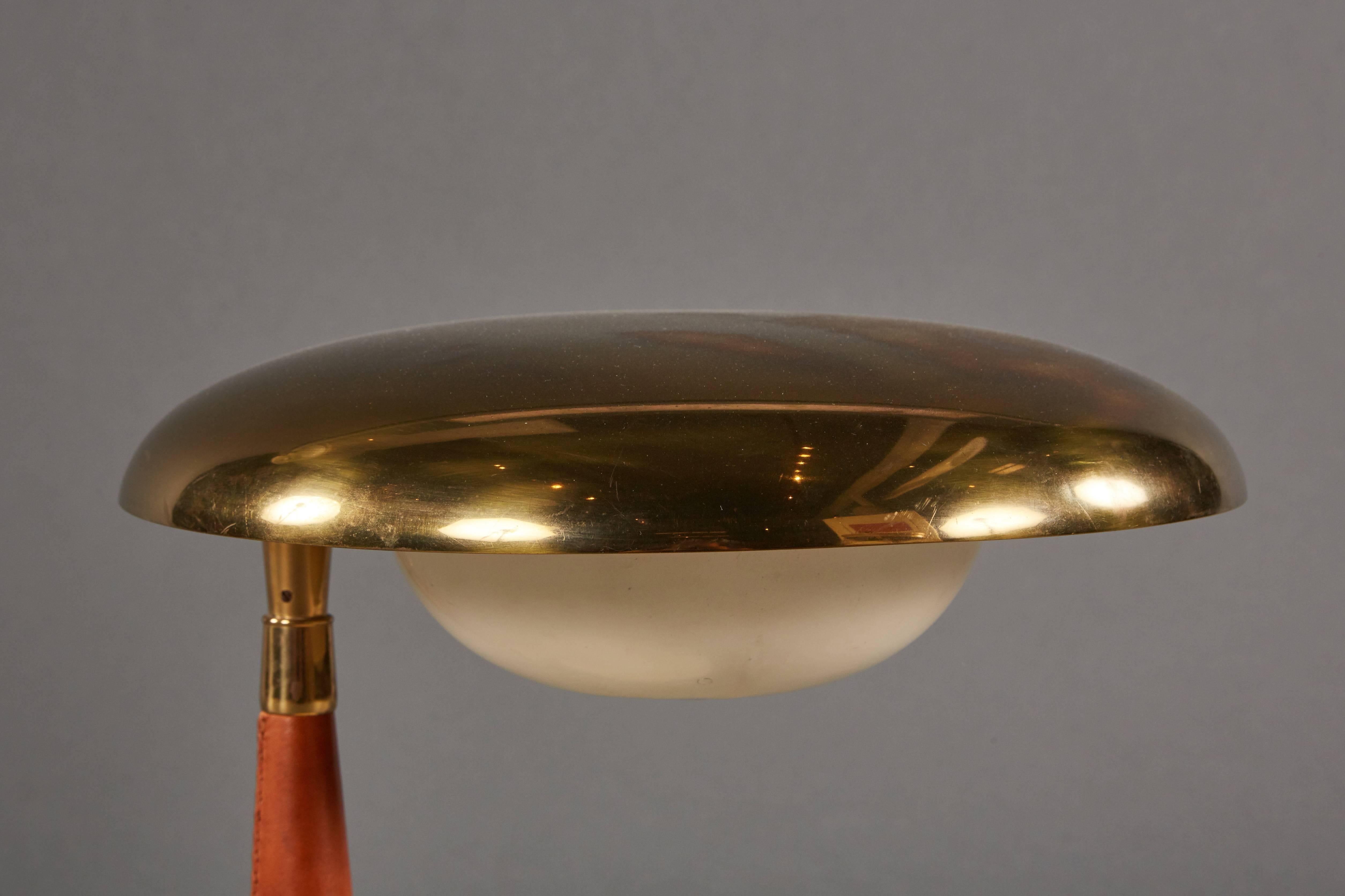 Striking Angelo Lelii Leather and Brass Table Lamp for Arredoluce In Good Condition For Sale In Los Angeles, CA