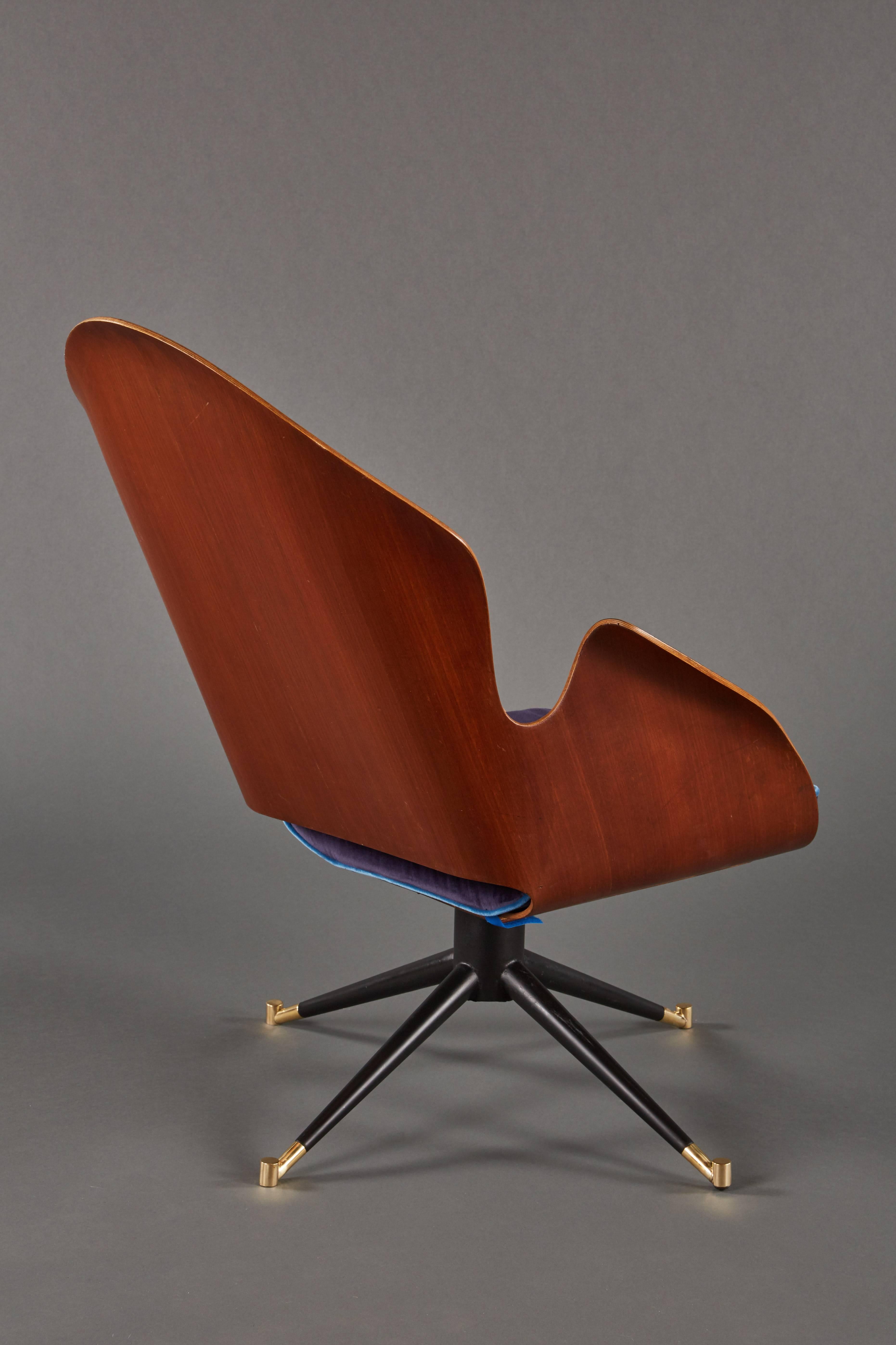 Rare and Sculptural Pair of Mid-Century Italian Swivel Chairs In Good Condition For Sale In Los Angeles, CA