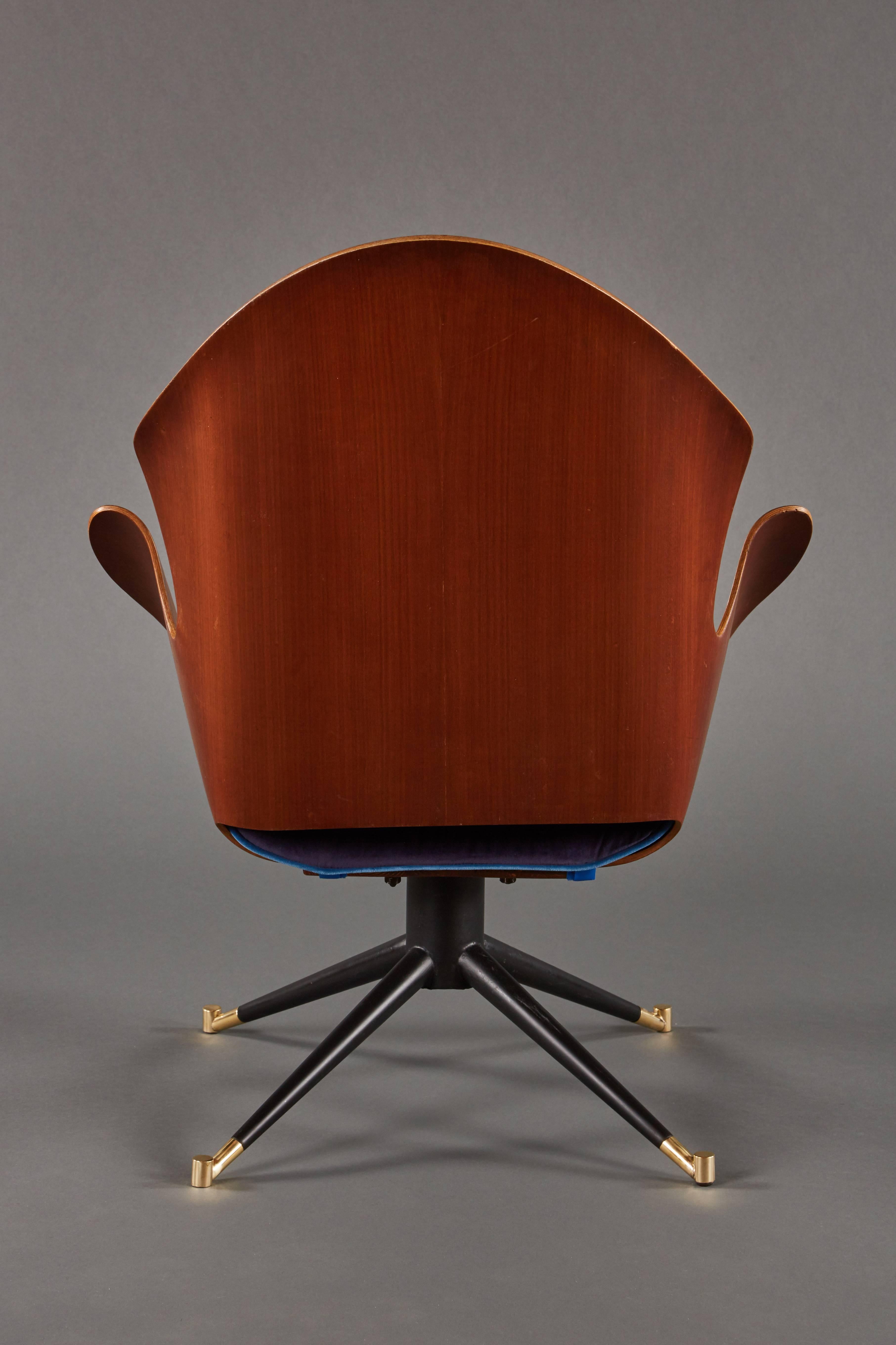 20th Century Rare and Sculptural Pair of Mid-Century Italian Swivel Chairs For Sale