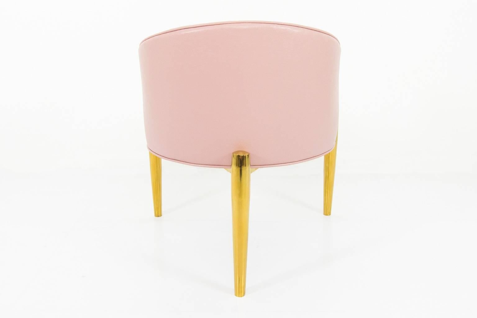 Der Art-Déco-Esszimmerstuhl aus rosa Lederimitat mit messingfarbenen Beinen. 

24