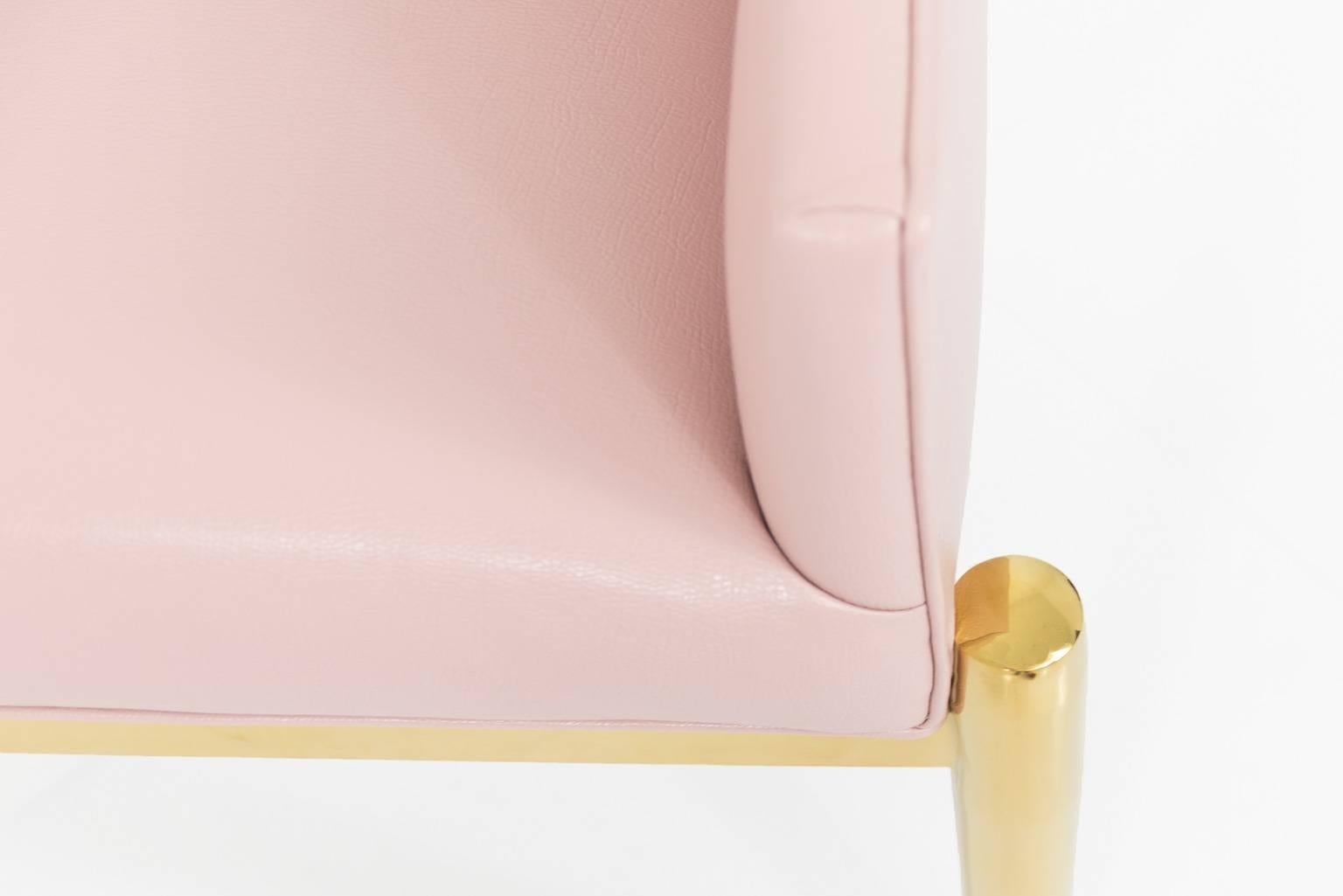Esszimmerstuhl im Art-Déco-Stil mit drei Beinen aus rosa Kunstleder mit messingfarbenen Beinen (amerikanisch) im Angebot