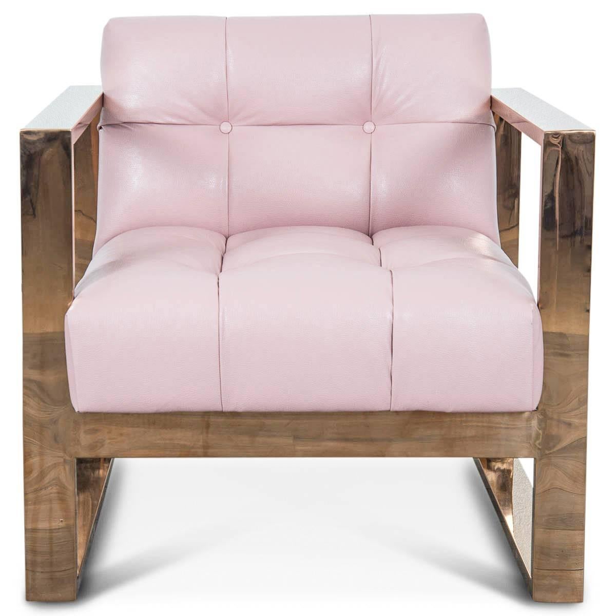 A geometric form melds with the all tufted back and seat to create this wonderfully comfortable yet striking chair. Finished in blush faux leather and rose gold frame. It's masculine and feminine at the same time.

Dimension:

31.5