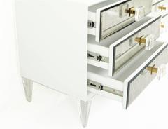 Table d'appoint Juliette de style moderne en blanc avec façade en miroir antique et poignées en lucite