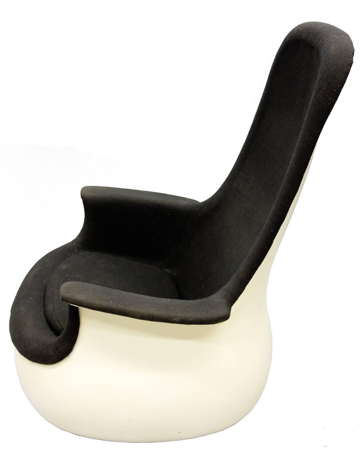 Marc Held war der erste und einzige französische Designer von Knoll. Der Culbuto-Stuhl wurde nur für kurze Zeit (1967-1970) hergestellt und es gibt nur noch eine Handvoll davon. Der Stuhl aus gegossenem Fiberglas wippt und dreht sich auf der