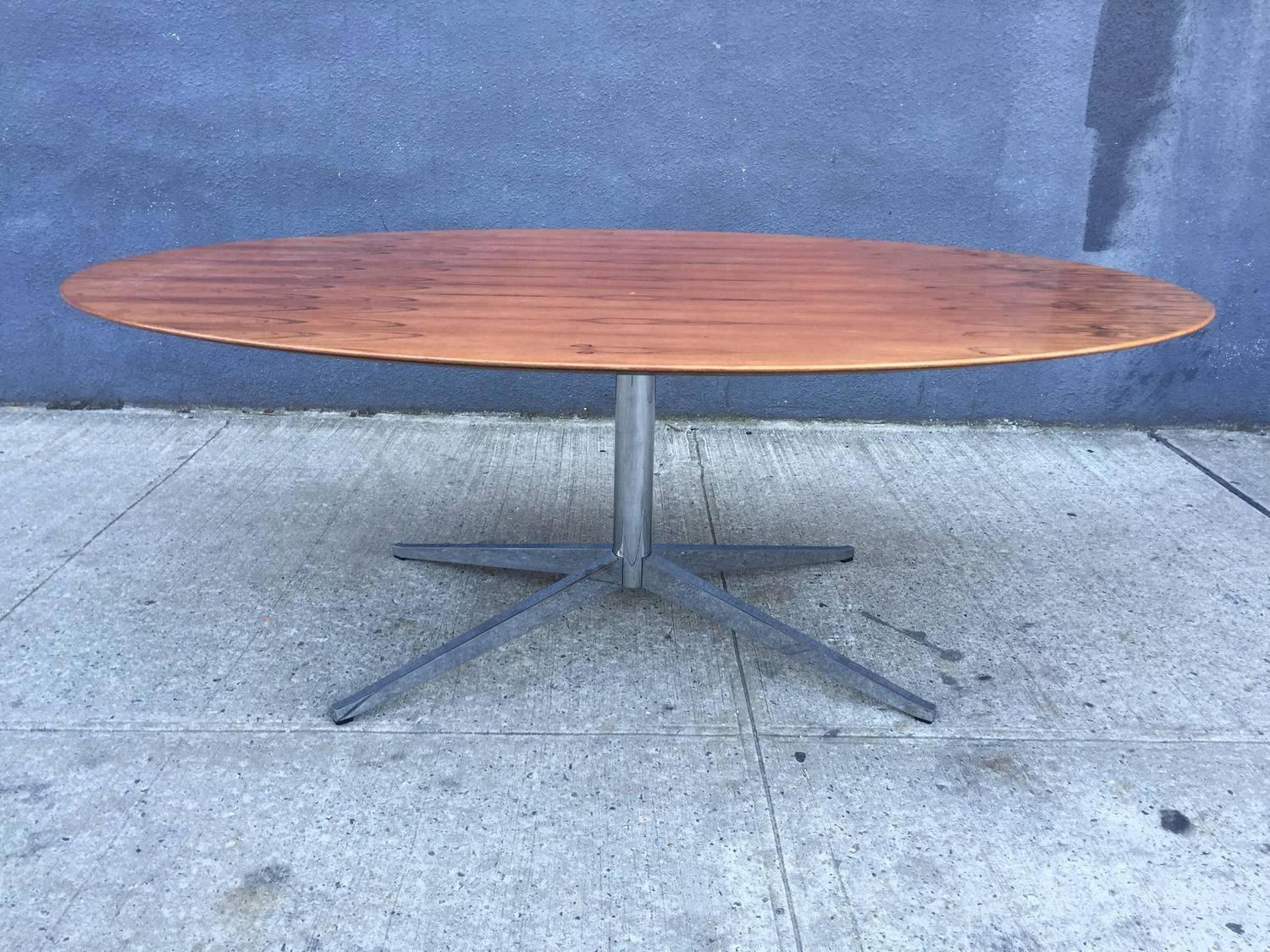 Mid-Century Modern Florence Knoll Oval Table in Striking Brazilian Rosewood