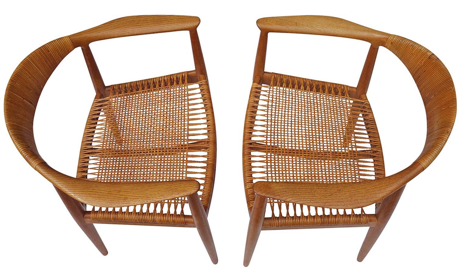  Hans J. Wegner Round Chairs in Oak In Good Condition In BROOKLYN, NY