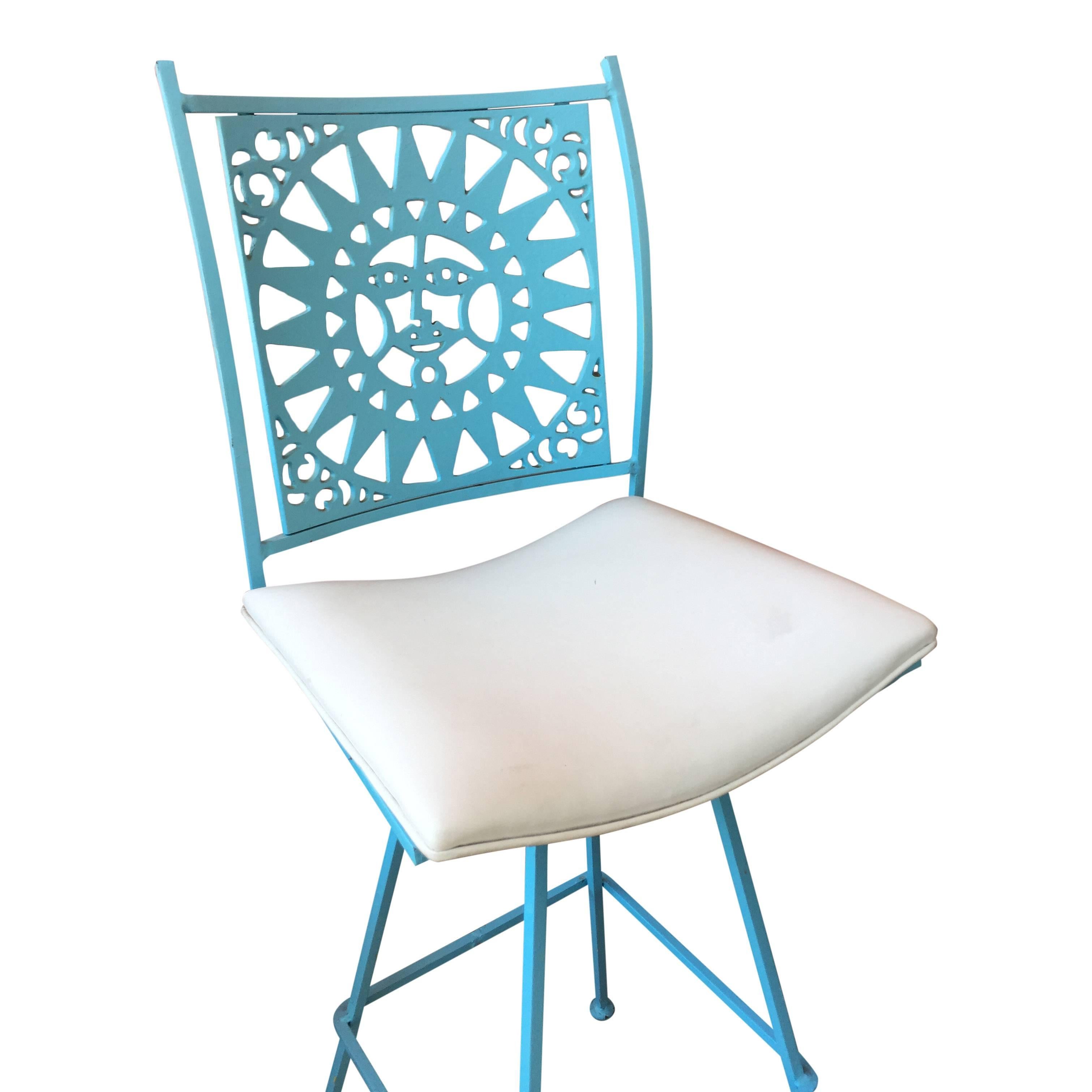 For your consideration are a great pair of Arthur Umanoff barstools.

Playfully bright, these baby blue stools feature iron frames and a sun patterned face on the seat back a la Alexander Girard.

The chairs swivel.

Measures: 47 in H, 16 in