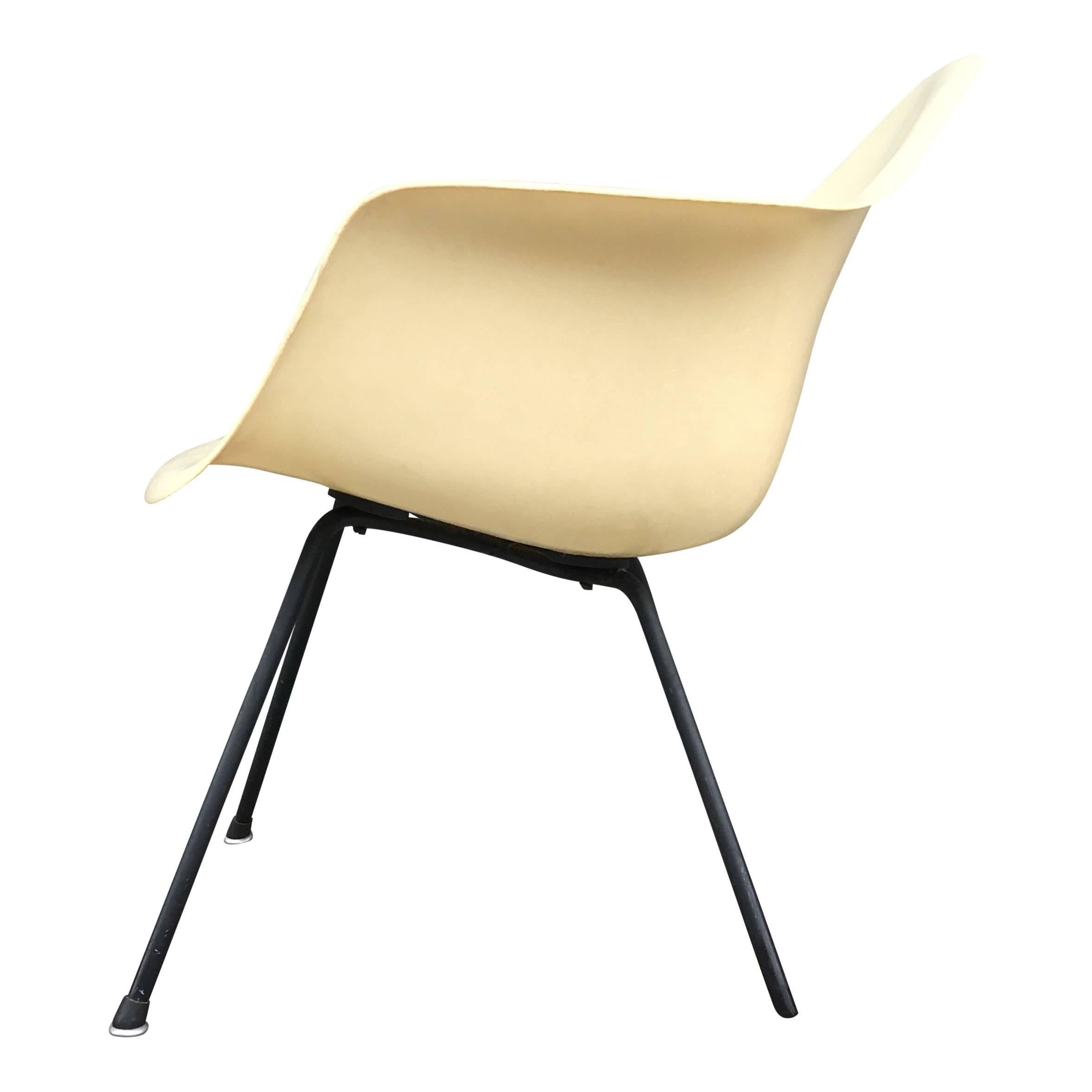 Up for sale is an early Eames / Zenith Plastics armchairs, in parchment color on an X-base. Zenith Plastics was the first producer to mold the shells for Herman Miller. 

The chair is in good vintage shape, with only minor wear to the fiberglass