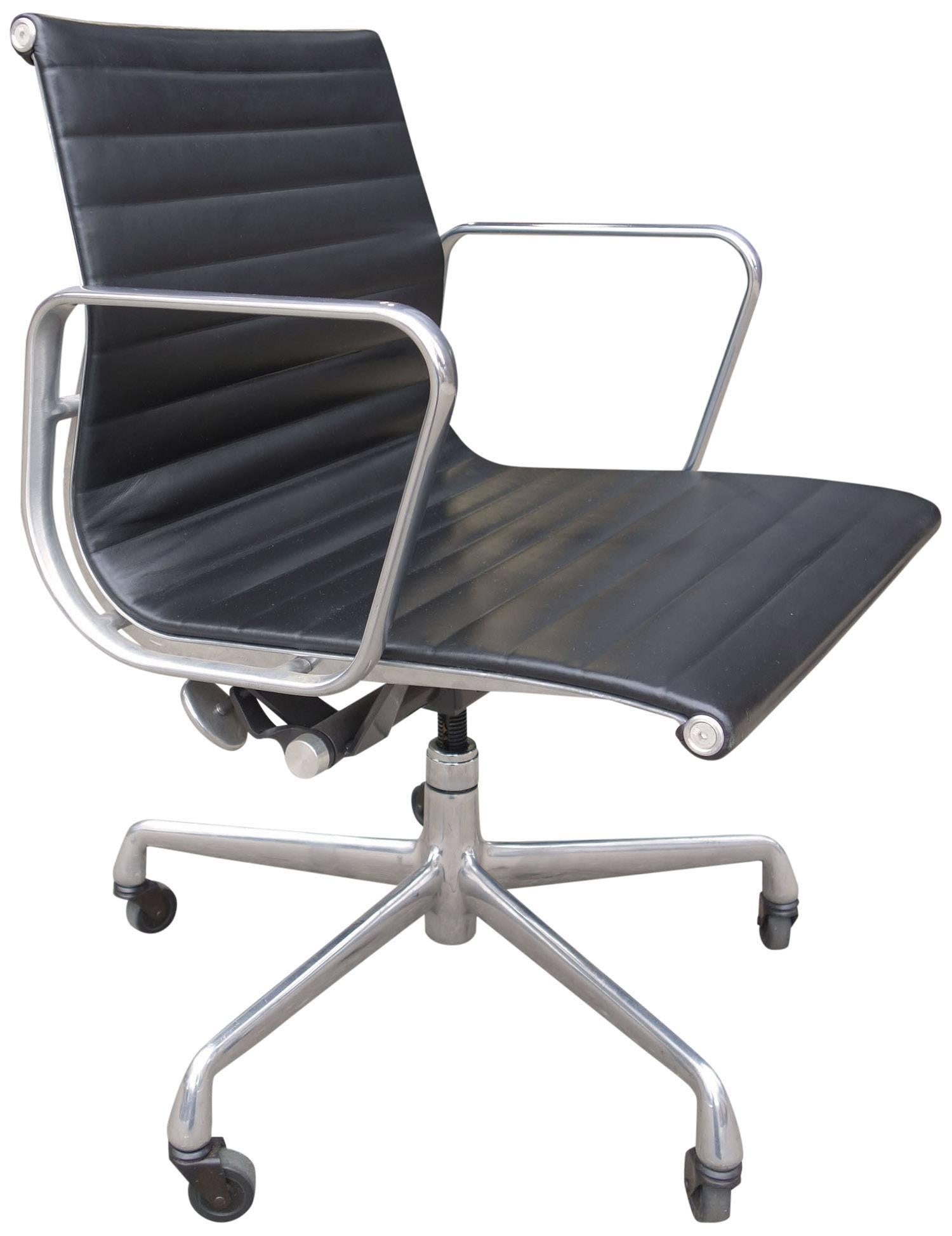 Mid-Century Modern Midcentury Eames Aluminium Group Management Chairs for Herman Miller