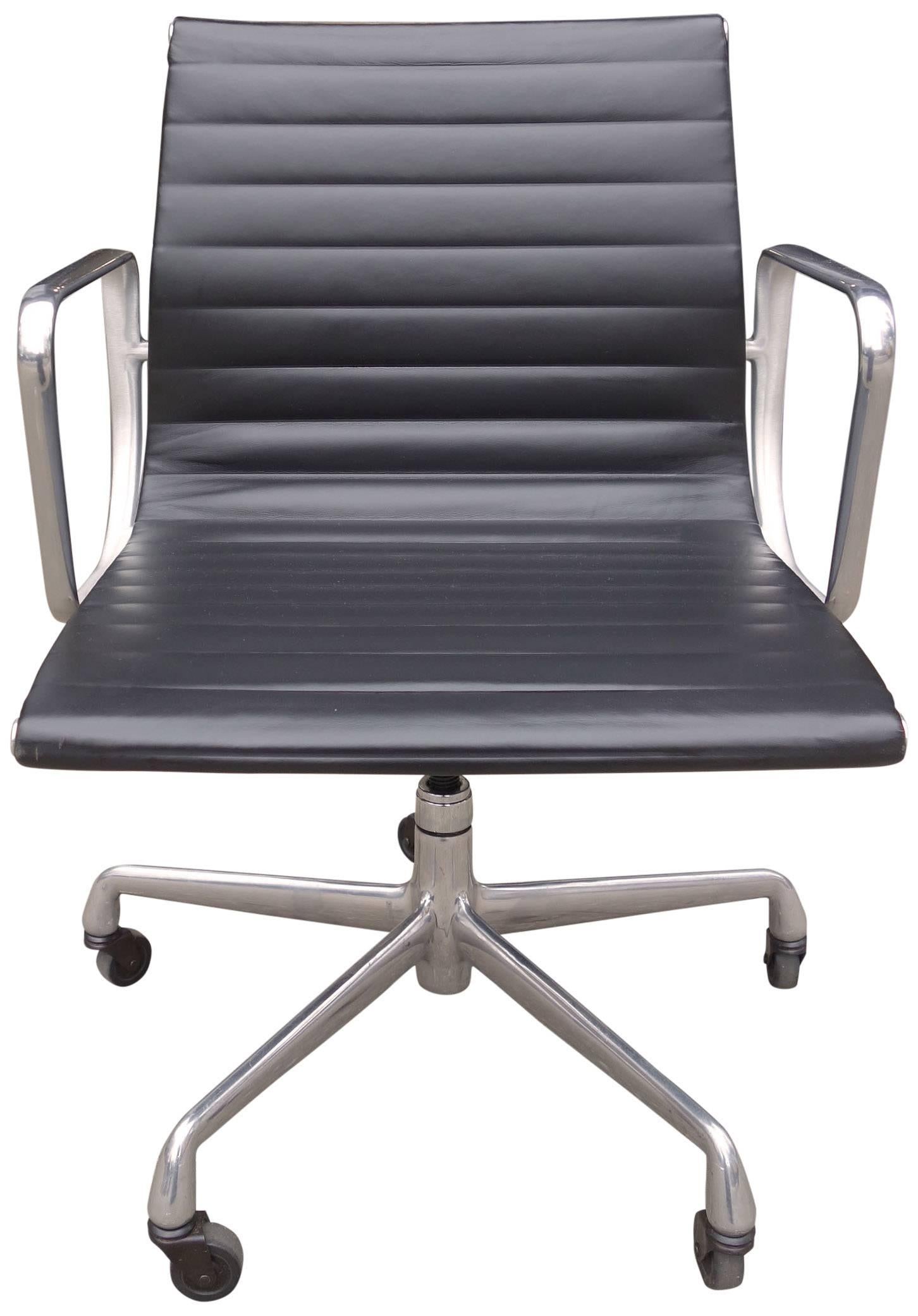 American Midcentury Eames Aluminium Group Management Chairs for Herman Miller