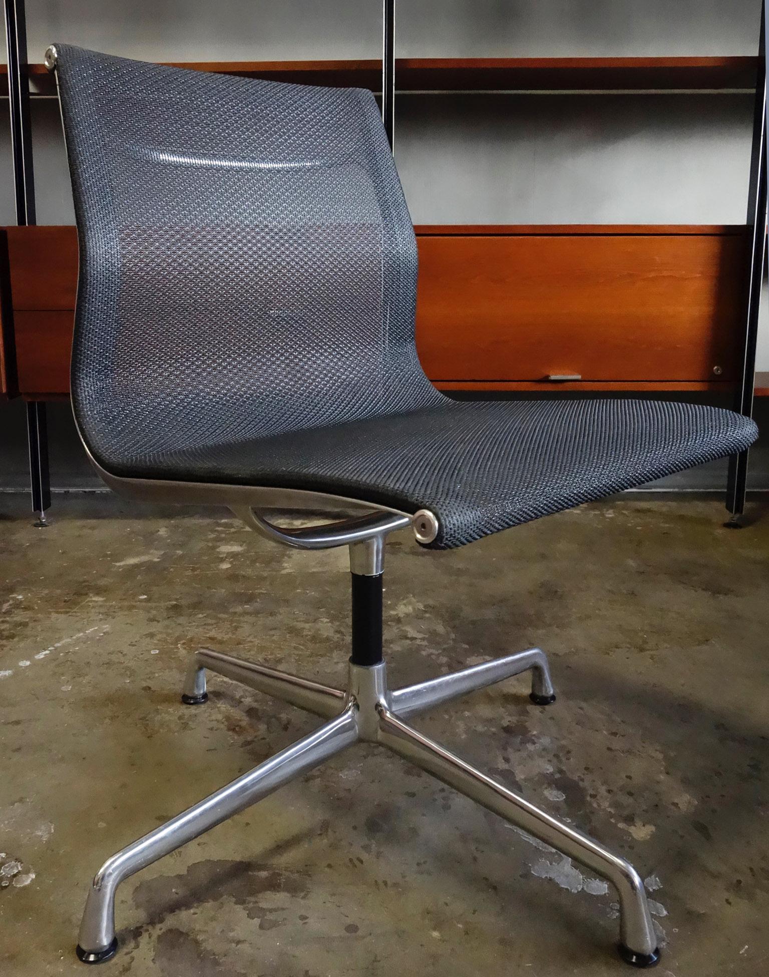 Mid-Century Modern Eames Aluminum Group Side Chair for Herman Miller