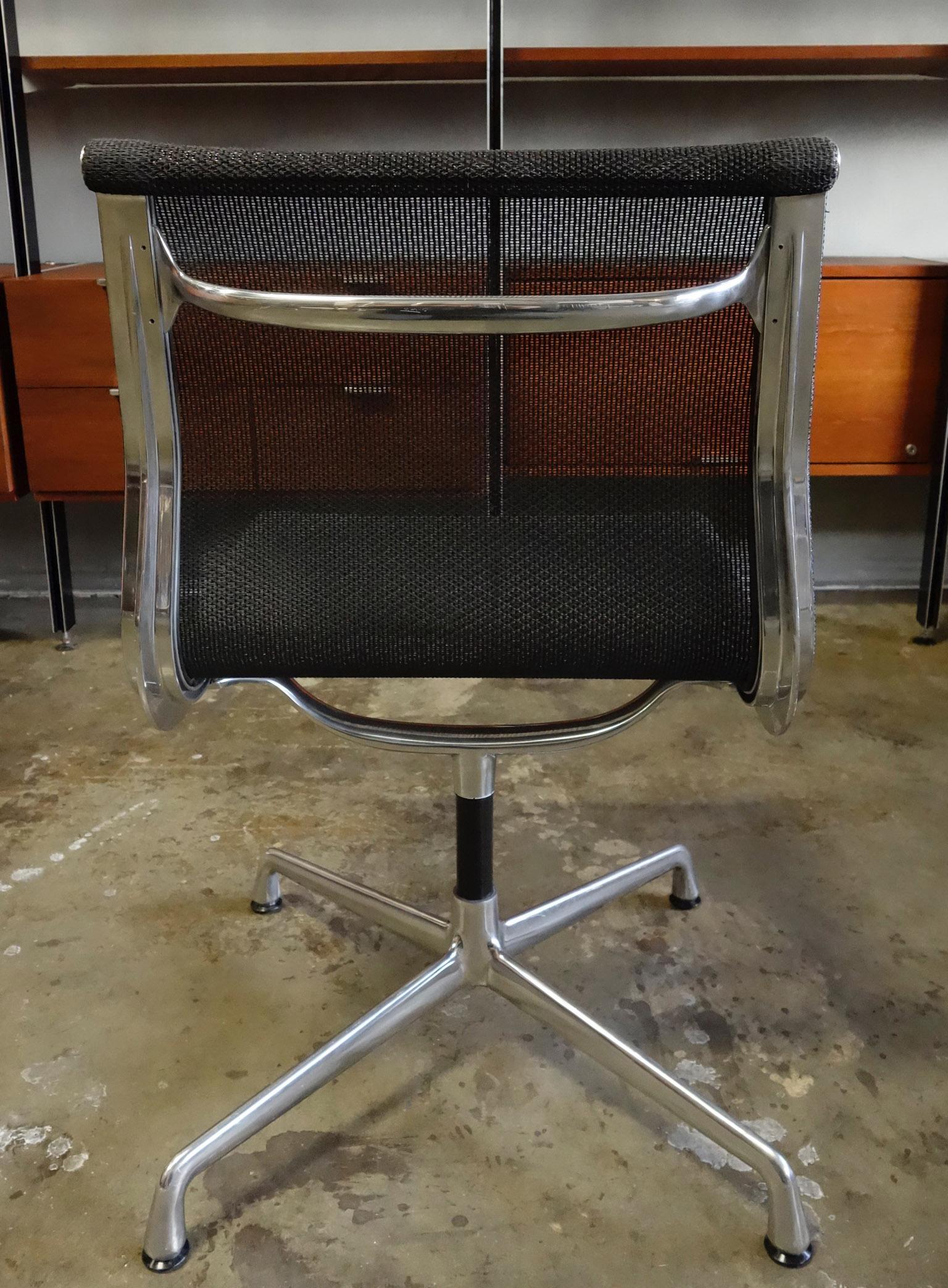 Eames Aluminum Group Side Chair for Herman Miller In Good Condition In BROOKLYN, NY
