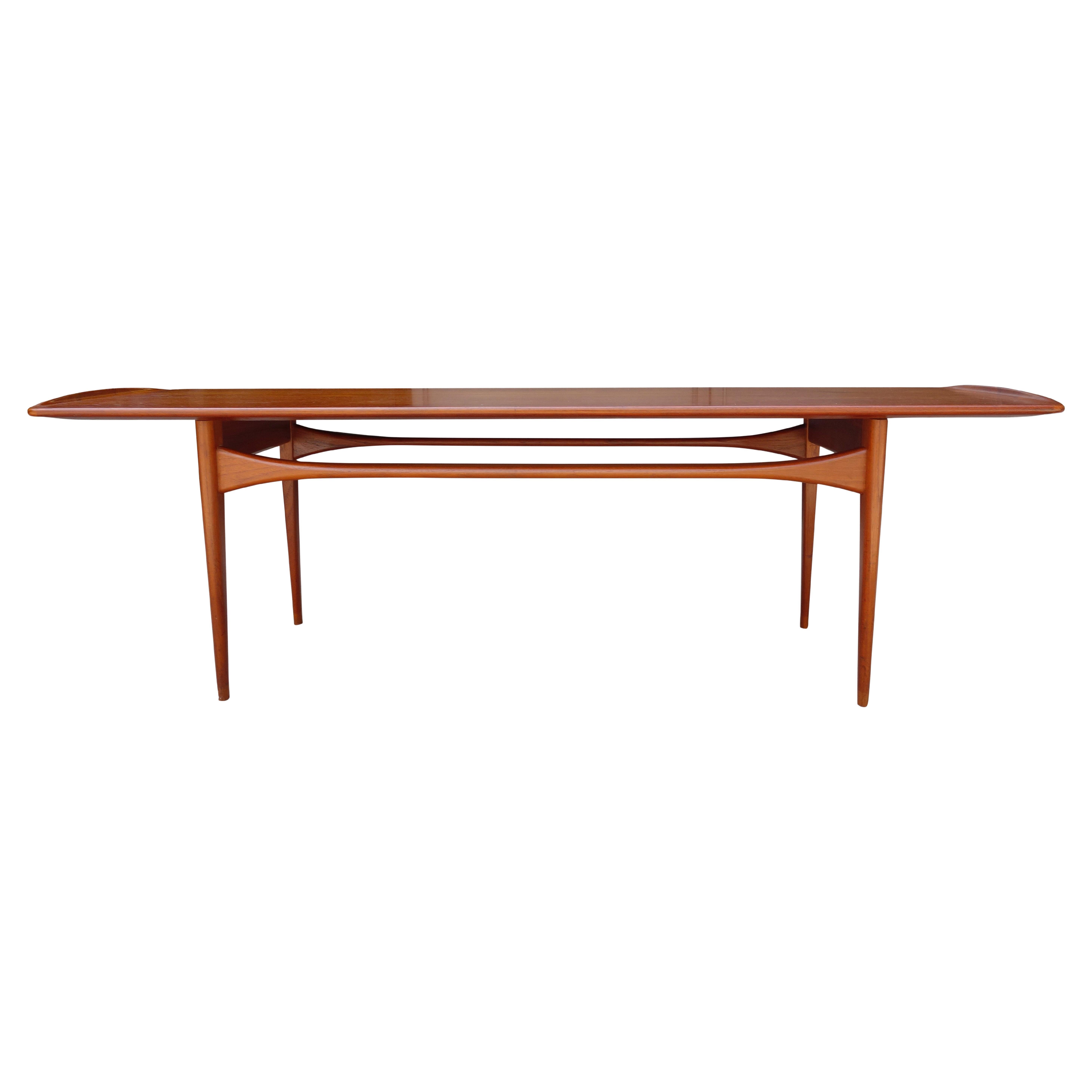 Beautiful Scandinavian teak coffee table with sleek lines and solid construction. In an all original condition with a wonderful warm patina and ready for use. Designed by Tove & Edvard Kindt Larsen.