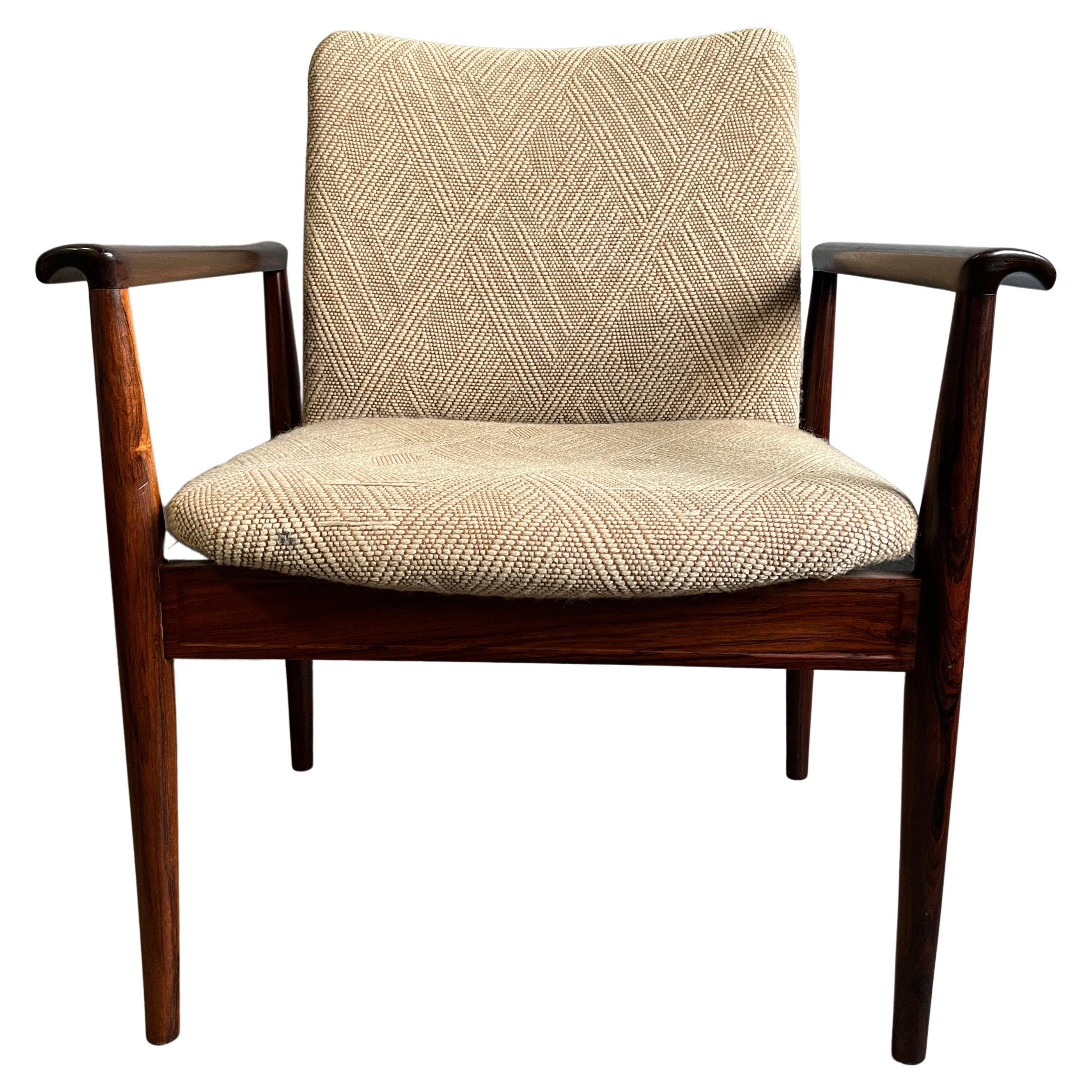 Superbe fauteuil du milieu du siècle dernier en bois de rose de Finn Juhl